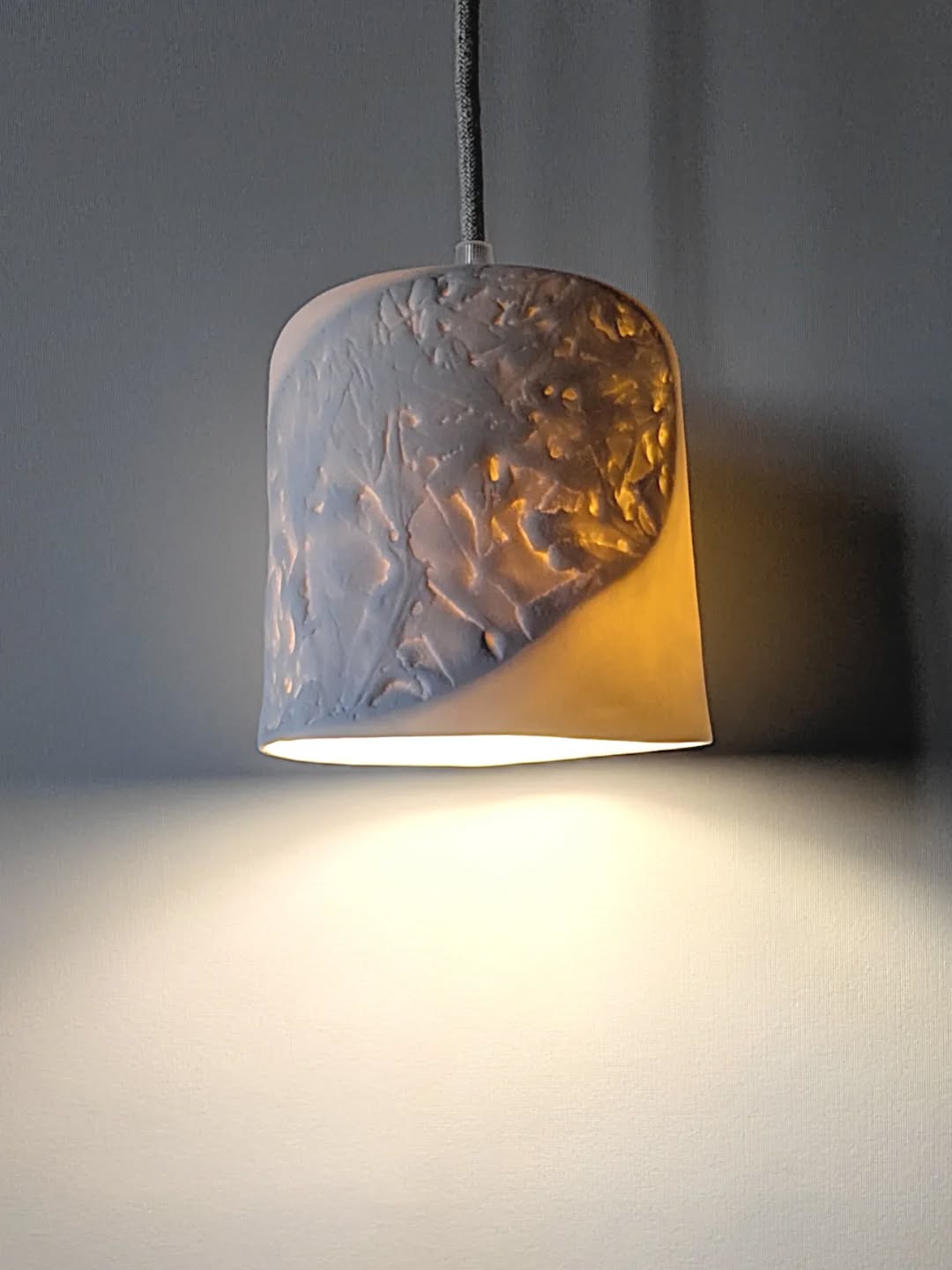 Nouveautés 2025
-
Des suspensions en porcelaine qui mettent en lumière les empreintes d'écorce ou d'algue.
Modèle baladeuse ou suspension.
Existe en 3 tailles, ici il s'agit du plus petit modèle.
#suspension #porcelaine #objetunique #artisanatdart