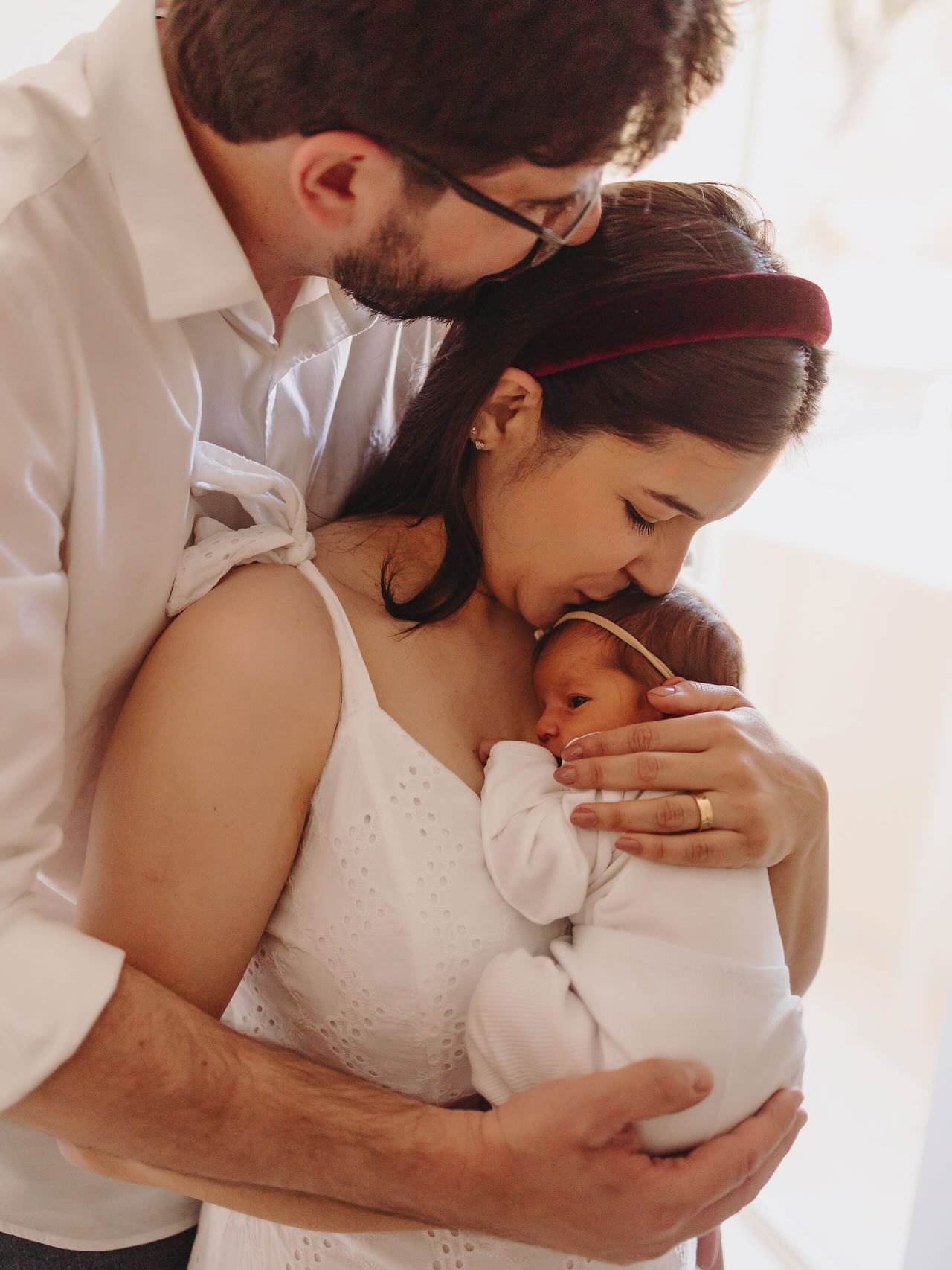 Um mês da minha Estela 🌟
Quinta filha, novos desafios tão diferentes do que eu imaginei. Achei que seria mais fácil, mas a vida me lembrou do que, no fundo, eu já sabia: cada filho é único e traz suas próprias peculiaridades.
Entre noites difíceis e dias intensos, o que transborda é gratidão. Obrigada, minha pequena, por me ensinar, mais uma vez, sobre esse amor que é para a eternidade.
E eu aqui, babando nas fotos que @suufotos tirou… é muita fofura, a mamãe não aguenta! 🥰