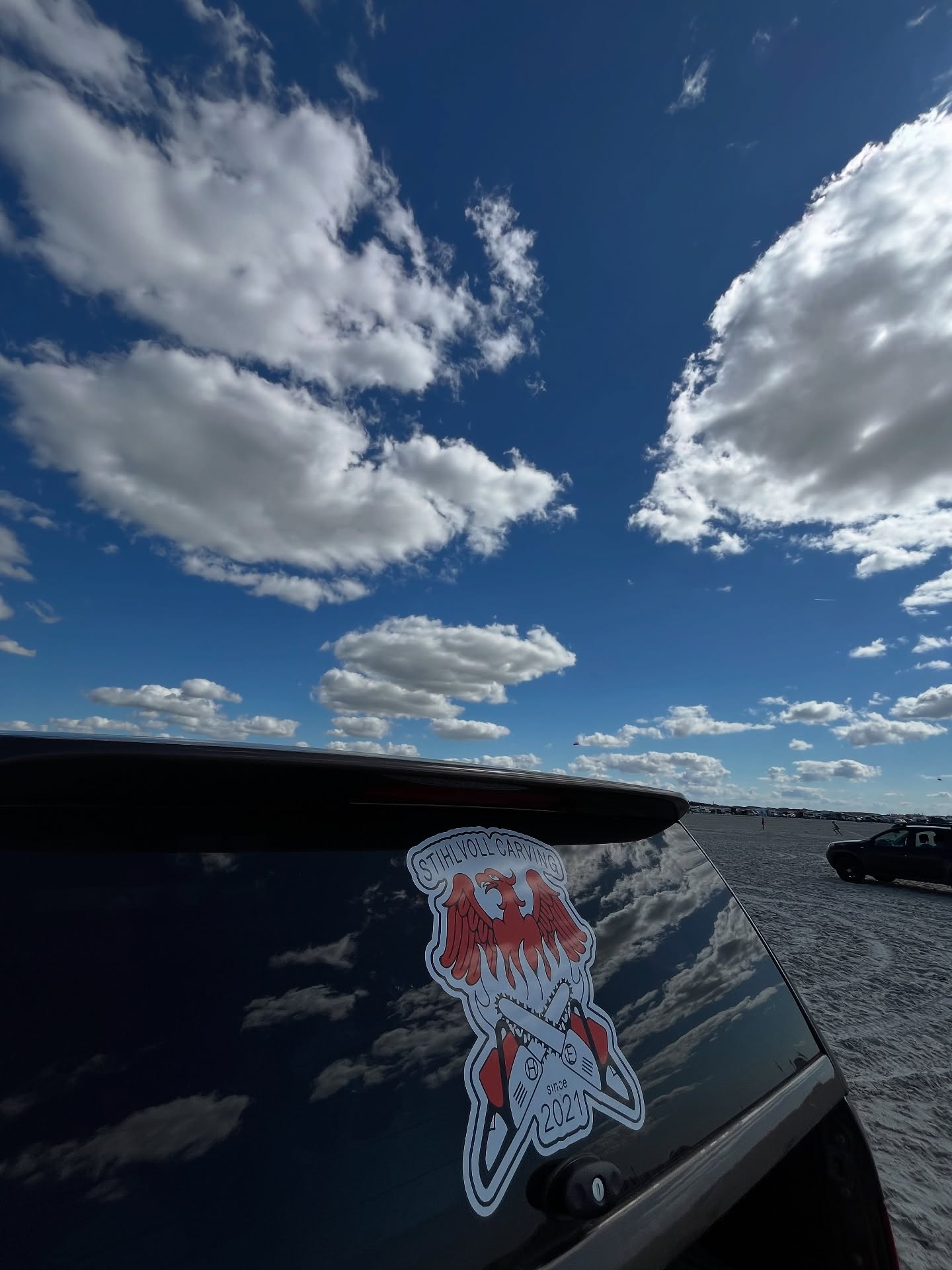 Das Carvermobil im Urlaub. Im Sand ein riesen Spaß.😎☀️🤘🏻 Wer bis zum Ende schaut und sich angesprochen fühlt, sorry.😂🤙🏻 #surferlife #woodworking #nordsee #sanktpeterording #vw #amorak #kettenanhänger #kettensägenkunst #carving #spaß #fun #urlaubfürdieseele #vacation