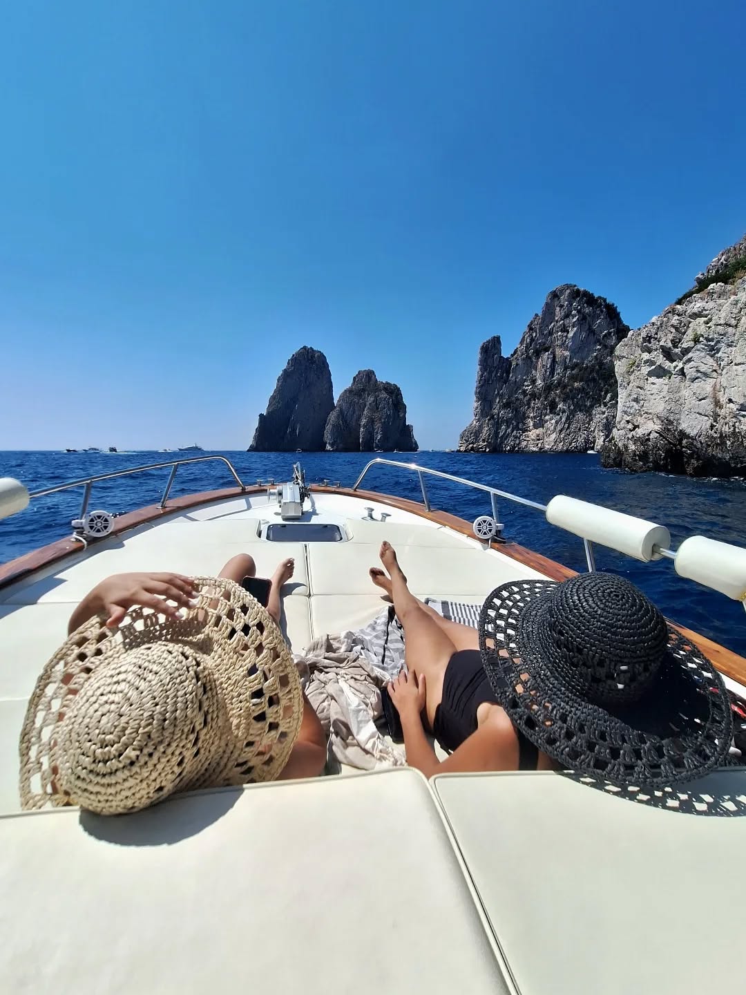 @Capriexcursions.com
@solbevi_official
@arloandolive
@nauiitaly
@dimorascura