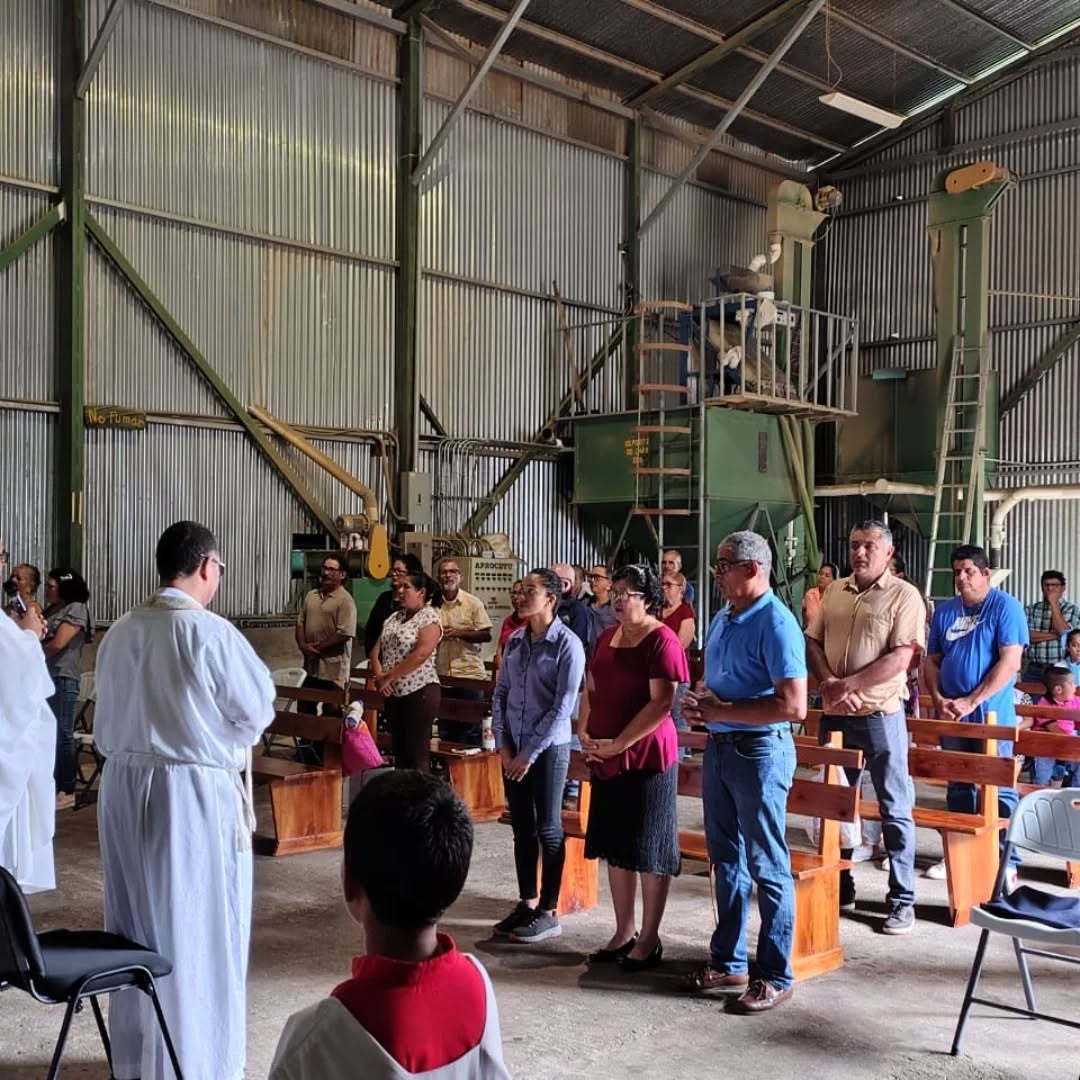 Hoy participamos en la conmemoración del 23 aniversario de la Asociación de Productores del Cerro Turrubares (APROCETU) y compartimos con las personas productoras, celebramos la Eucaristía y pudimos degustar su delicioso café.
En la homilía, nuestro delegado episcopal, resaltó que asociarse con otros y perseverar en ese esfuerzo es saber hacerse prójimo y cumplir la voluntad de Dios apoyándonos como hijos de Dios y hermanos.
Agradecemos al padre Roy Gómez, cura párroco de San Pablo de Turrubares, la invitación para compartir esta ocasión.
@parroquiasanpabloturrubares