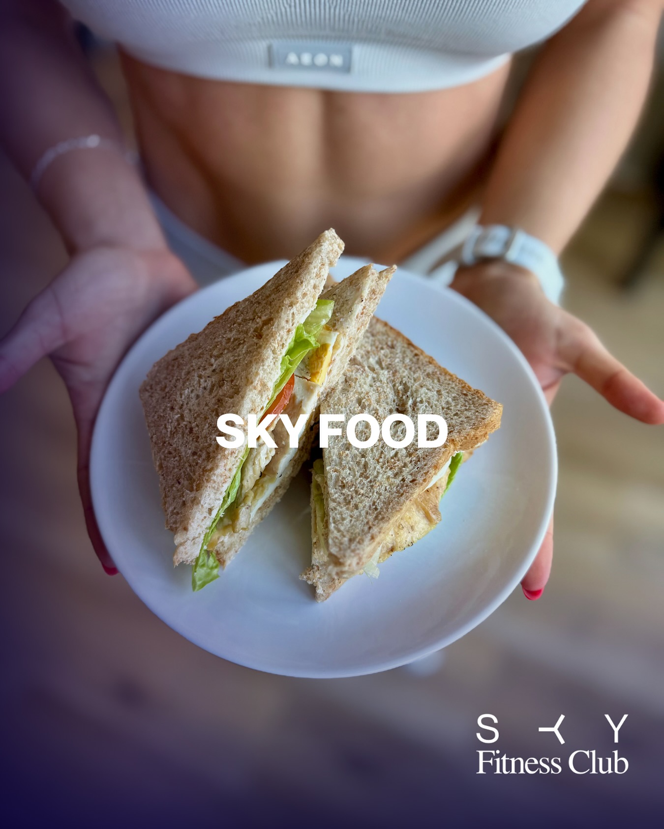 SKY BAR 💫
Na baru pro Vás máme připravený oblíbený Club kuřecí sendvič 💥
Plný šťavnatého kuřecího masa, čerstvé zeleniny a pořádné dávky bílkovin 🐔🥚🥬 - ideální pro doplnění energie po tréninku nebo jako zdravá svačina kdykoliv během dne.
Zastavte se a dejte si náš oblíbený sendvič! 🤤
Bílkoviny: 40g
Sacharidy: 33g
Tuky: 25g
#skynolimit#skyfood#skyfitness#skyfitnessclub#