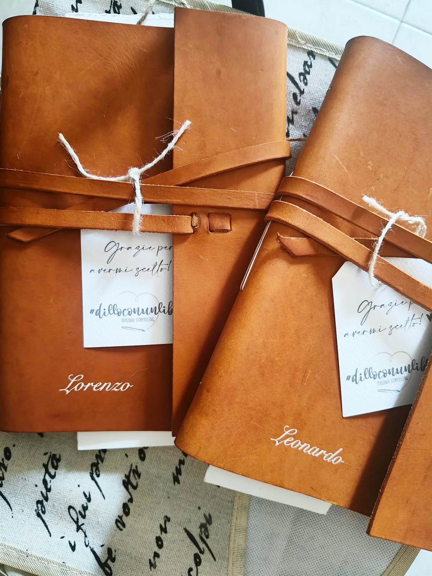 Eโ stata unโestate lenta, ma produttiva.
Lontana dai social, ma piena.
Piena di persone ascoltate e pagine scritte.
Ogni consegna, per me, ha valore; insieme al libro lascio anche una piccola parte di me. Quella che si รจ immersa con tutto lโimpegno, lโempatia e la delicatezza possibili, nella vita degli altri per farne qualcosa che si possa toccare, aprire, sfogliare, avvicinare al cuore, regalare. Custodire per sempre.
๐ธ๐๐๐๐๐ ๐๐๐๐ ๐๐ ๐๐๐๐๐๐ ๐
๐ ๐ณ๐๐๐๐๐๐, ๐ณ๐๐๐๐๐๐
๐ ๐ ๐
๐ ๐๐๐ ๐๐๐
๐๐ ๐๐๐ ๐ฬ ๐๐๐ ๐๐๐๐๐ ๐
๐๐๐๐ ๐๐๐๐๐๐.
Una donna che, dopo anni difficili, ha trovato nei suoi figli la forza di ricominciare. ๐ด๐ ๐๐๐๐ ๐
๐๐๐๐๐๐๐๐? ๐ช๐๐๐ ๐๐๐๐๐๐๐๐๐๐๐๐? ๐ช๐๐๐ ๐๐๐๐๐๐๐๐๐๐ ๐๐๐๐ ๐๐๐๐๐๐ ๐๐๐๐๐ ๐๐๐๐๐ ๐๐๐๐
๐๐๐๐๐๐๐๐ ๐๐ ๐๐๐๐๐๐ ๐๐๐๐๐๐๐๐?
Adesso cโรจ un libro a testimoniarlo.
Loro sono il presente ma soprattutto il futuro.
Ora sono in un libro.
Un patrimonio di famiglia inestimabile, che ricorderร loro โ ovunque andranno โ chi sono, da dove vengono e quanto amore hanno avuto intorno.
๐๐ง ๐ฅ๐ข๐๐ซ๐จ ๐ฉ๐๐ซ ๐ซ๐ข๐ฌ๐๐จ๐ฉ๐ซ๐ขr๐ฌ๐ข ๐ ๐ซ๐ข๐ญ๐ซ๐จ๐ฏ๐๐ซ๐ฌ๐ข.
Buona vita, ragazzi.
E grazie a mamma C. per la fiducia, per le mattine di confidenze davanti al caffรจ, con i cani di famiglia a farci compagnia consolandoci perโฆle lacrime versate in questo viaggio pazzesco.
๐ซ๐๐ ๐ง๐ข ๐ฏ๐ข๐ญ๐ ๐ฉ๐ฎ๐จฬ ๐๐ข๐ฏ๐๐ง๐ญ๐๐ซ๐ ๐ฎ๐ง ๐๐๐ฉ๐จ๐ฅ๐๐ฏ๐จ๐ซ๐จ.
๐ซถ๐๐ ๐ง๐ข ๐ฉ๐๐ซ๐๐จ๐ซ๐ฌ๐จ ๐ฆ๐๐ซ๐ข๐ญ๐ ๐๐ข ๐๐ฌ๐ฌ๐๐ซ๐ ๐ซ๐๐๐๐จ๐ง๐ญ๐๐ญ๐จ.
โผ๏ธ๐ ๐ข๐จ ๐ฌ๐จ๐ง๐จ ๐ช๐ฎ๐ข ๐ฉ๐๐ซ ๐ช๐ฎ๐๐ฌ๐ญ๐จ.
โ๏ธ๐๐ ๐ง๐ข ๐ฌ๐ญ๐จ๐ซ๐ข๐ ๐๐จ๐ง๐ญ๐. Raccontami la tua!
#libropersonalizzato #libripersonalizzati #idearegalo #regaloperlui #lovebook #scritturapersonalizzata