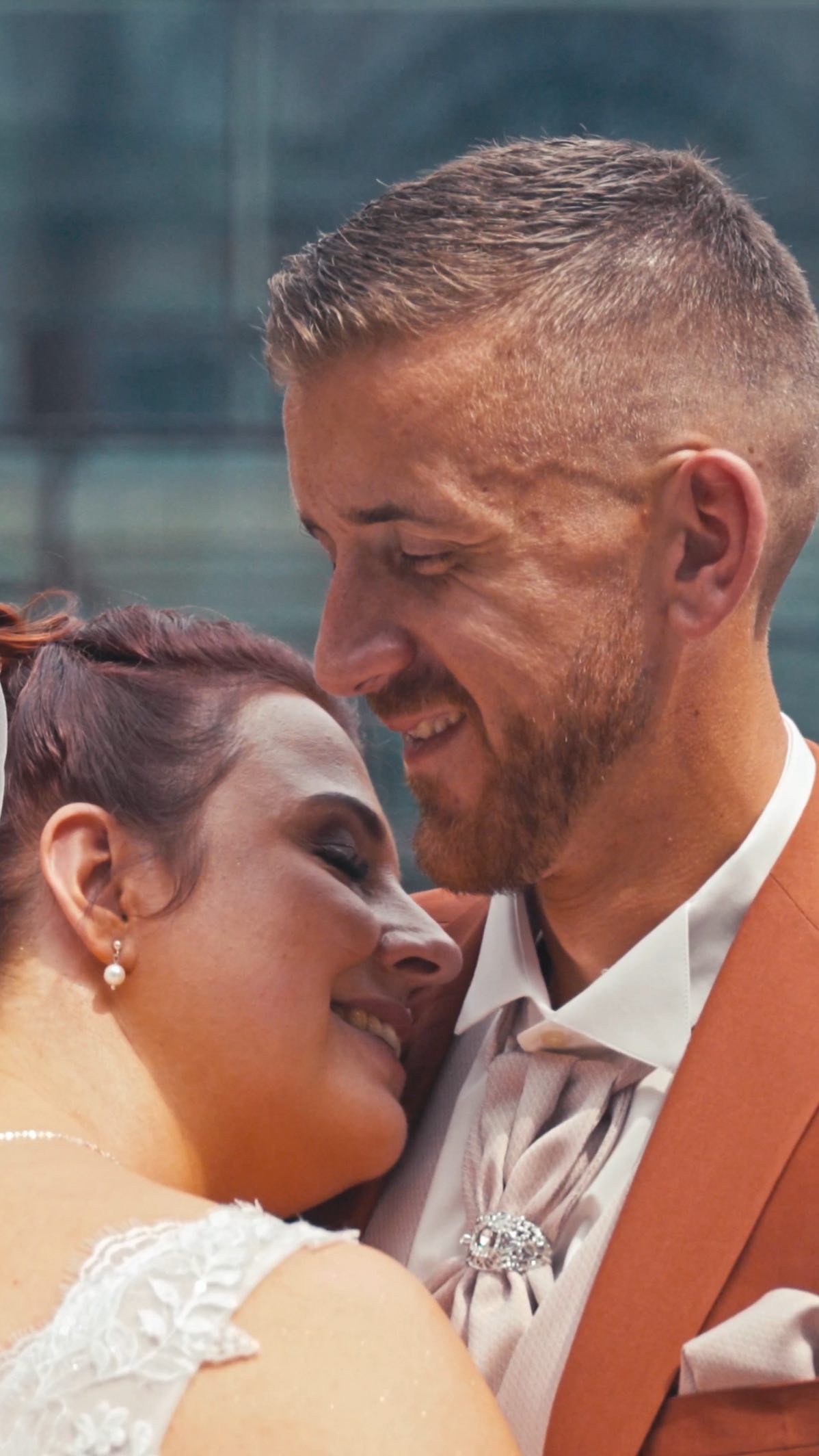 Les vœux des mariés sont, pour moi, une étape incontournable du mariage 💍
Et avec Manon & Mathieu, ce fut un concentré d’émotions.
Manon, pétillante et rayonnante de bonne humeur, a su apporter une légèreté touchante à ce moment.
Mathieu, dont la rigueur se reflète dans sa personnalité et son métier, a surpris tout le monde en laissant parler son cœur — jusqu’à laisser couler quelques larmes.
C’est dans ces instants que l’on mesure l’importance d’un film de mariage : capter la sincérité brute, les mots vibrants et les émotions vraies 📹
Car un jour, ces vœux ne seront plus seulement un souvenir… mais un trésor que l’on peut revivre à l’infini.
#bridetobe #mariage #wedding #weddingday #weddinginspiration