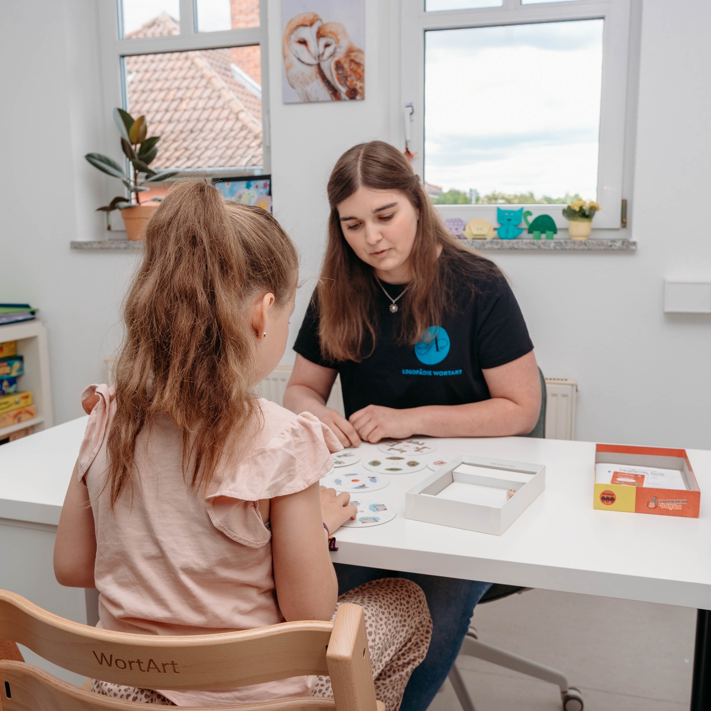 Spielerisch zum Sprach-Erfolg 🗣💙
In der Therapie mit Katharina werden kleine Schritte zu großen Erfolgen - mit Geduld, Freude und ganz viel Herz.
Foto von @lilianemorarizurchercreative
