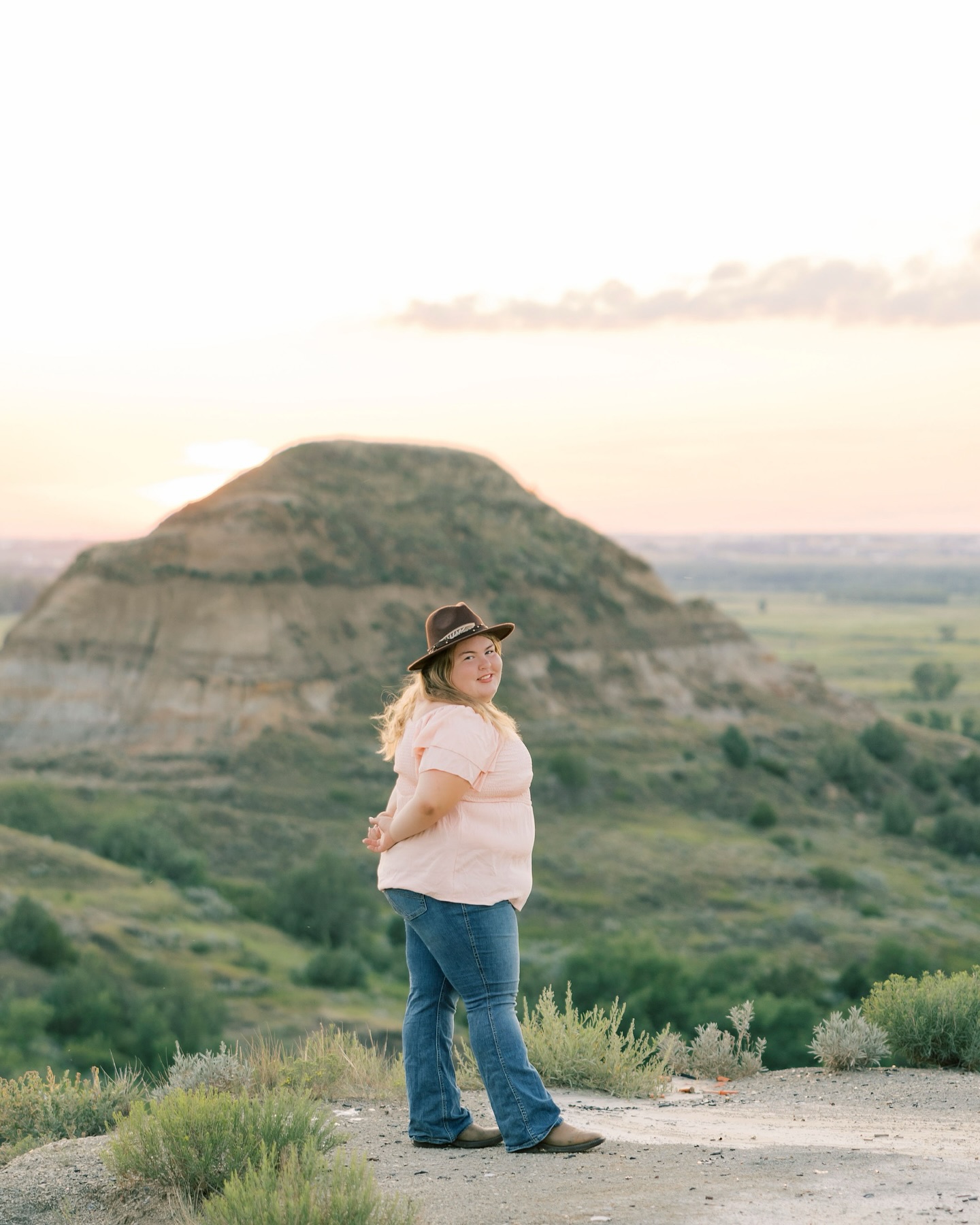 ✨ Senior Sunday ✨
Featuring this gorgeous girl!
What a fun evening chasing sunsets and getting eat alive in a field of flowers🦟🙃
This season is all about celebrating how far you’ve come and the adventures that are still ahead🌻