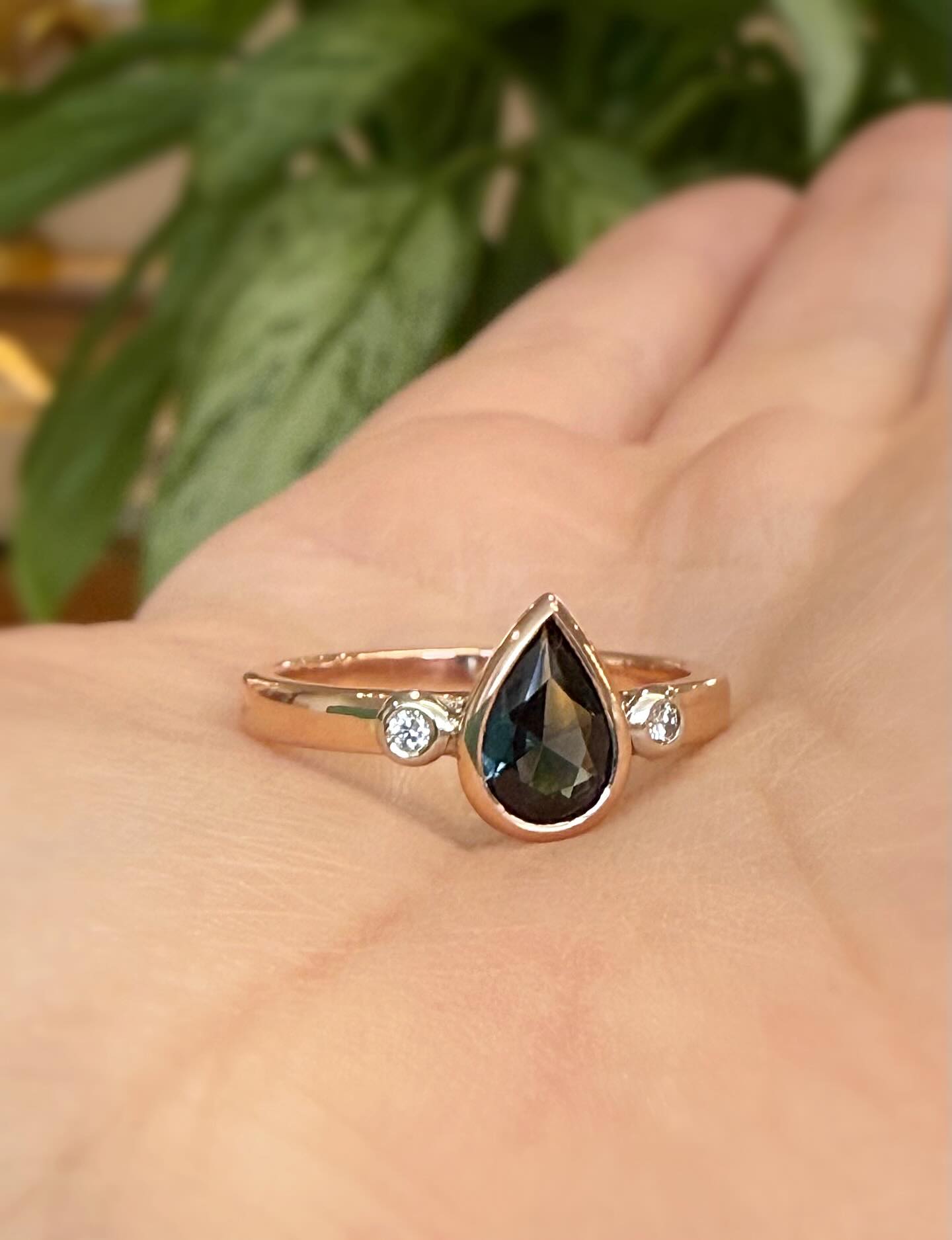 New inky Australian sapphire set in rose gold 🩶
#Australiansapphire #sapphireengagementring #sapphireinrosegold #newcreation #handcrafted #sapphireanddiamondring #jewelleryworkshop #manufacturingjeweller #leurajeweller #leuramall #ainsleyfinejewellery