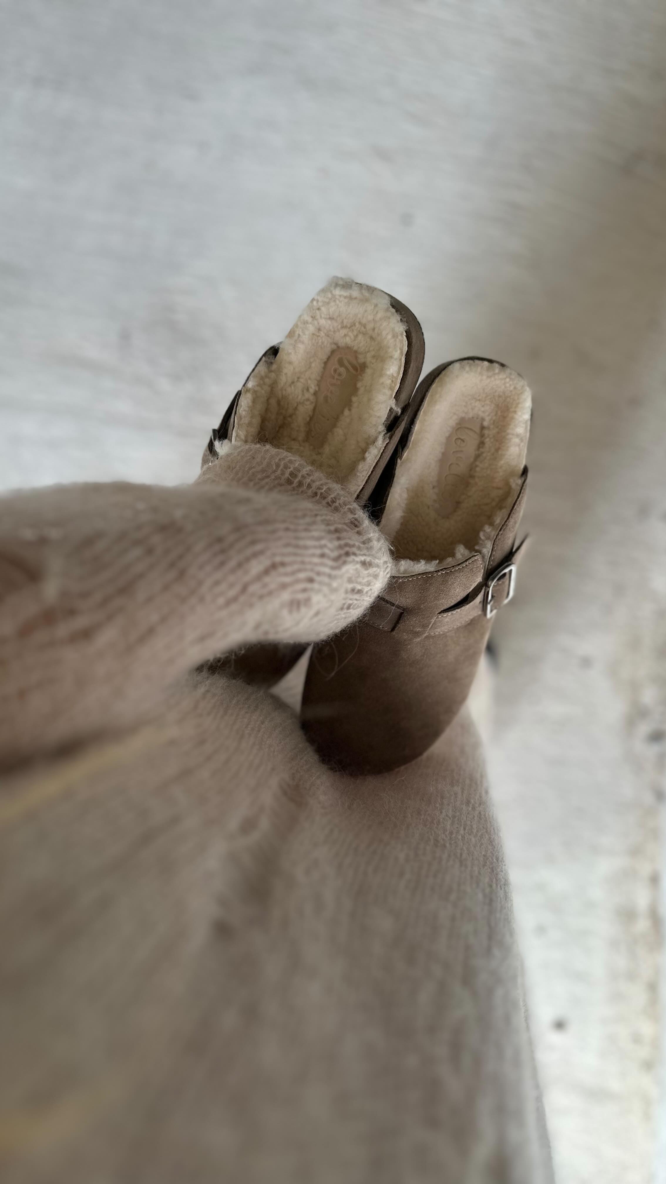 🐑 Neu eingetroffen sind unsere Lammfell-Mules. Außen hochwertiges und robustes Wildleder und innen komplett mit weichen Lammfell gefüttert. Perfektes Fussklima das ganze Jahr über!
Auch die Sohle und Lasche sind ideal ausgelegt und bietet genug Freiheit für Spann und Zehen.
Das Lager ist wie immer limitiert - schnell sein lohnt sich. Gerade bei der Community-Lieblingsfarbe Taupe 🤍
#nexttokate #ntk #whatkatewore #whatkatewears #outfitinspiration #infashionwetrust #lovelies #lammfellmules #mules #lammfell