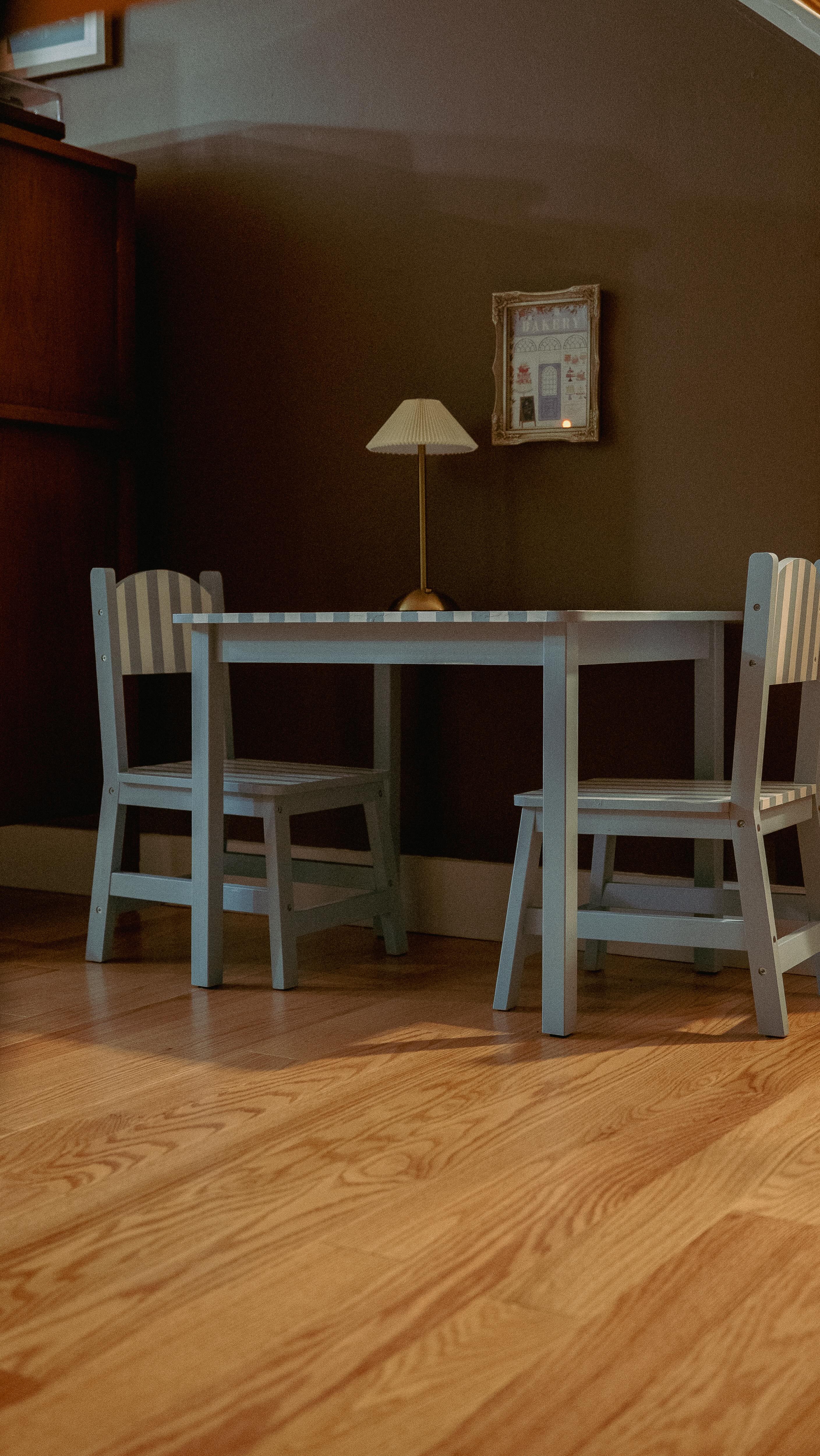 Raising two classy kids here 😉 My cutest and perhaps my classiest project to date 🎨
Hot tip: if you paint a kids table of your own, use semi-gloss paint, it’s totally wipeable!
#parenttrap #lindsaylohan #interiordecorators #kidstable #diningroomdesign #kidscorner #homediy #interiordesignmasters #diyhomedecorideas #crafttable #toddlerplayideas #toddlermumlife