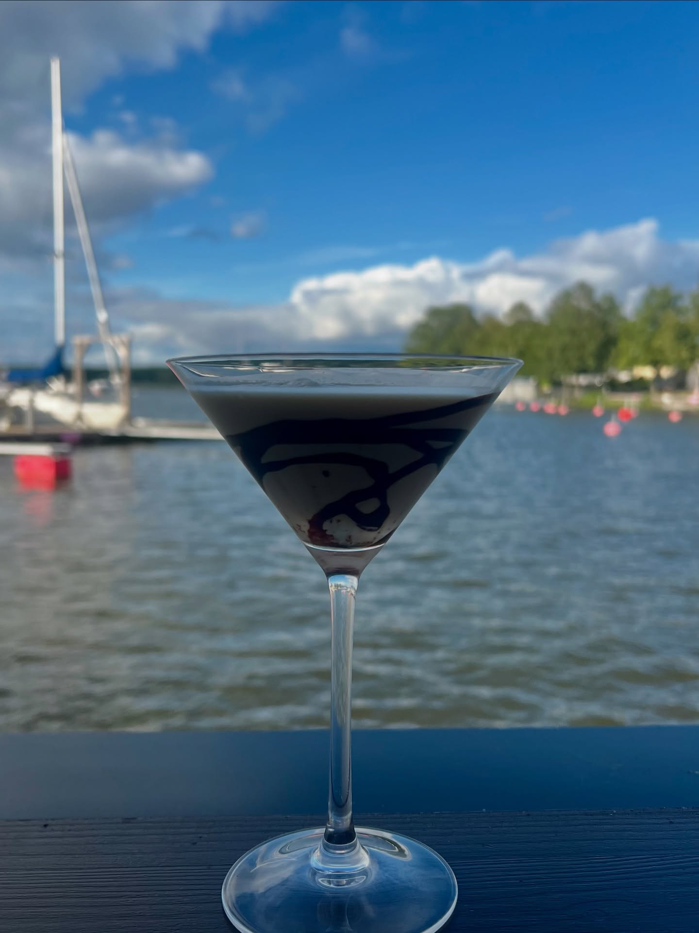 Sista veckan tills vi ändrar öppettiderna och det betyder en sista veckans, missa inte denna goding…choklad martini!
*finns alltid alkoholfria alternativ.
#sistaveckan #öppettider #bwlounge #strängnäs #chokladmartini #veckansspecial
