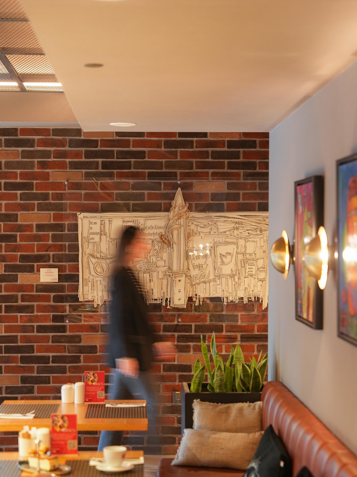 Surrounded by art at every turn, our corridors and rooms are lined with thoughtfully curated pieces, each one adding a quiet beauty that speaks to the soul.
From Esra Carus’s evocative works that greet you at every corner to Selman Hoşgör’s vibrant reinterpretations of collective memory, every detail reflects the spirit of Şişli — colorful, modern, and inspiring.