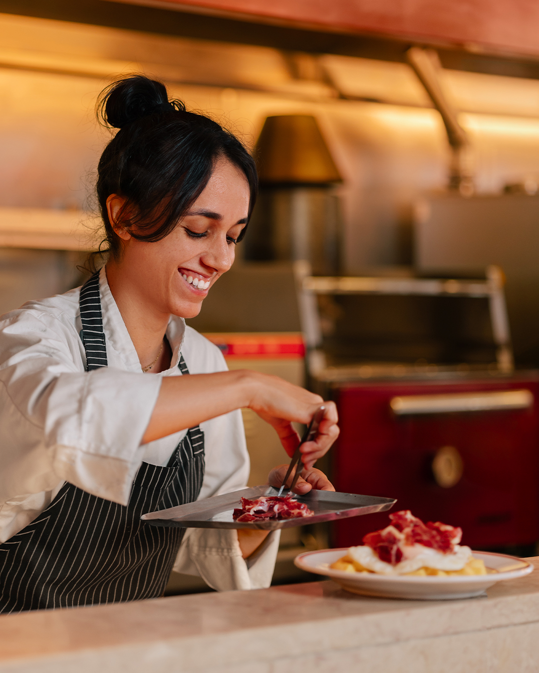 Beatriz Cota: Subchefe de Cozinha no Tapisco. A entrega e o compromisso diário são ingredientes que nunca faltam no seu trabalho.
--
Beatriz Cota: Sous chef at Tapisco. Dedication and daily commitment are ingredients that are never lacking in her work.