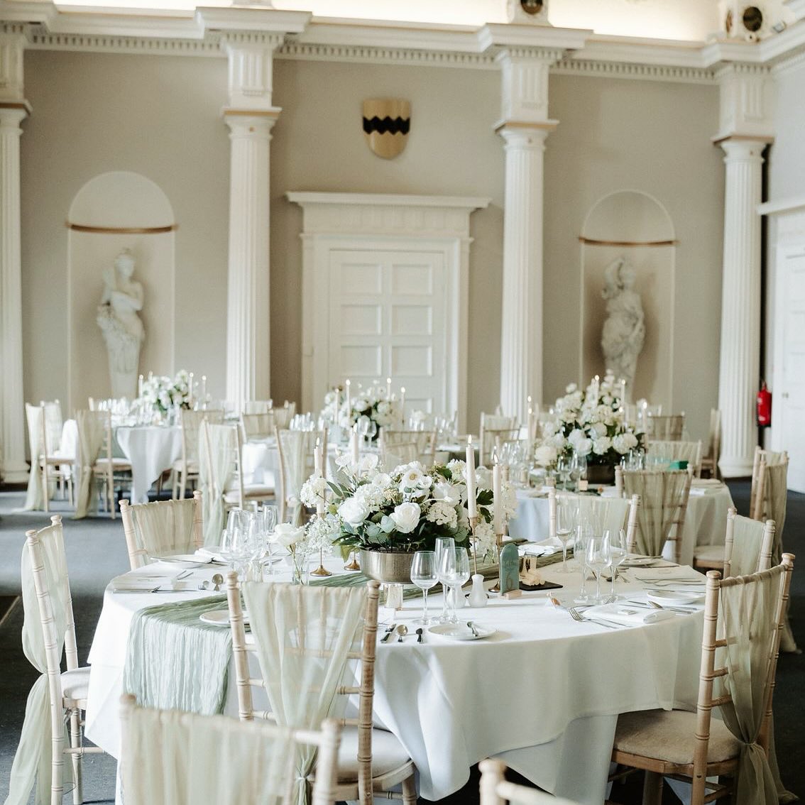 A timeless display of faux florals, including ceremony decoration, wedding breakfast decoration, linens and candles all for less than £600! Reach out to us if you’d like to learn more about or styling packages.
#hazlewoodcastle #yorkshireweddingsuppliers #yorkshirewedding #weddingstyling #budgetweddingstyling