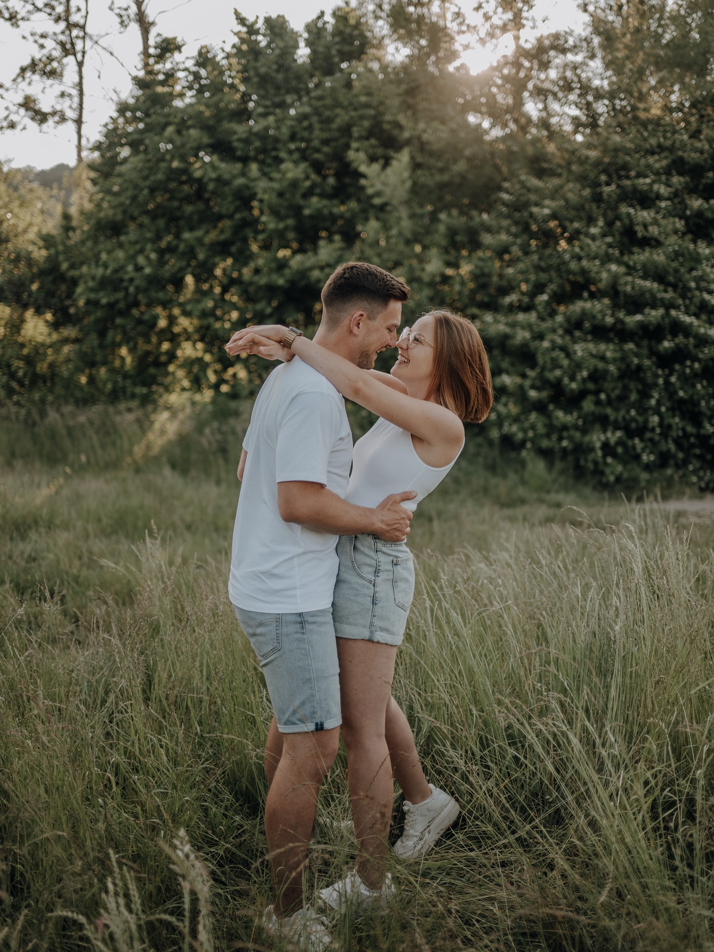 Letztens hab ich was spannendes gelesen: dein Instagram Feed als Fotograf hat nicht die Erwartung chronologisch angeordnet zu sein, sondern ist vielmehr dein Portfolio um deine Arbeit zu zeigen - egal ob brandaktuell oder wie jetzt hier in diesem Fall wenige Monate alt ✨🤝🏻 Und ich find, wenn man sich diese Einstellung zu Herzen nimmt, dann ist es doch um einiges leichter 🫶🏻 Was denkt ihr darüber?
#paarshooting #couplephotoshoot #couplephotographer #coupleportraits #pärchen #authenticlove #catchthemoment #paarfotografie #biberach #laupheim #ulm