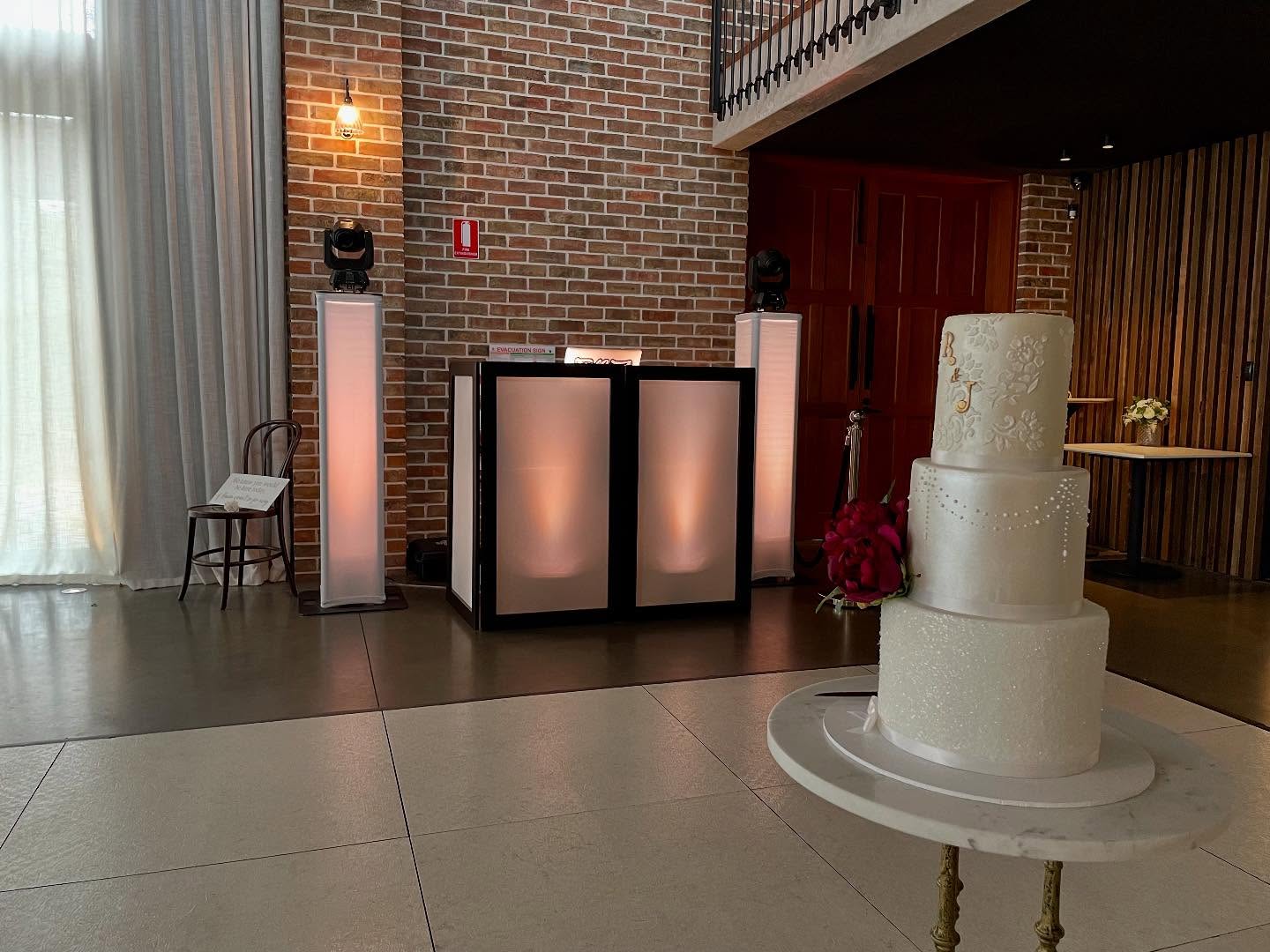 All the good things in life: 🎶 good music, 💃 a dance floor, 🍰 and dessert.
#weddingdj #weddingvibes #weddingfun #weddingcake #weddingparty #dancefloor #weddingcelebration