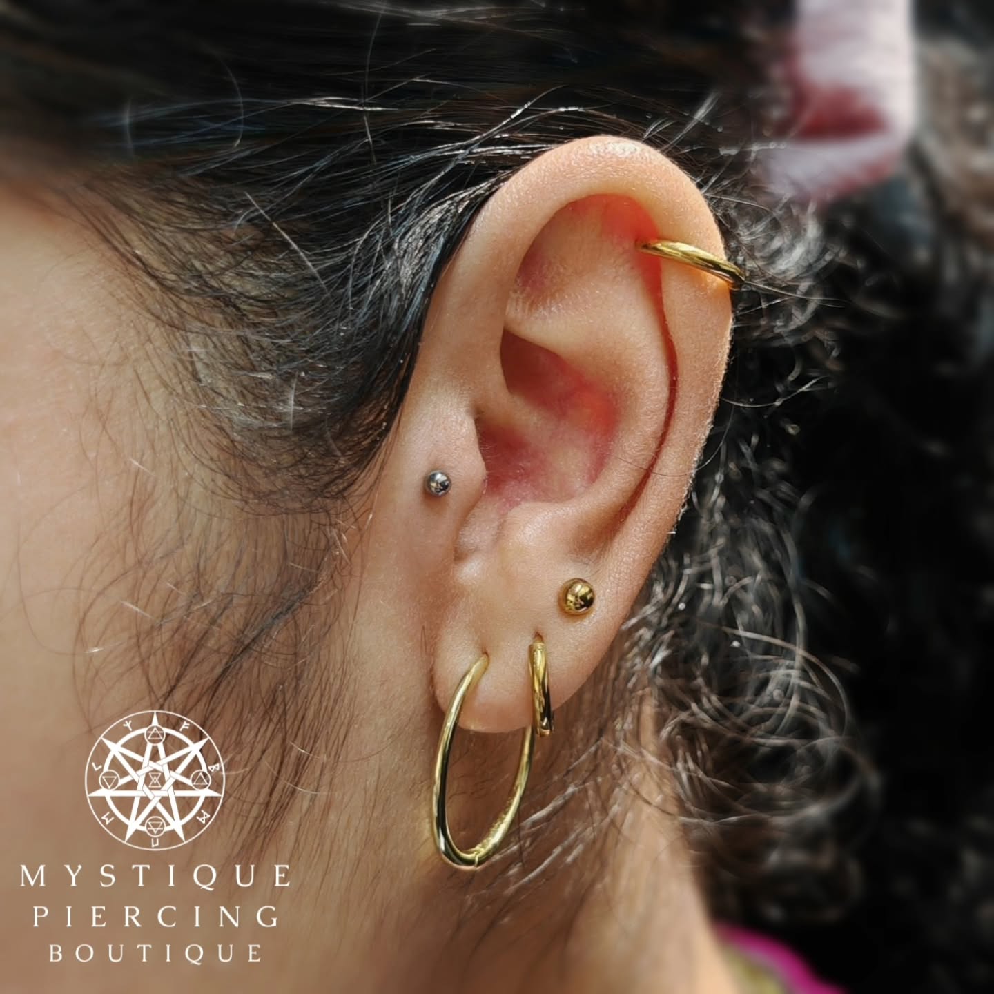 Week starts with a fresh Tragus piercing, simple yet elegant 😊
Piercer: @symbiotic_piercing @paid2stab
Using: @probodyart @purklenz
Aftercare: @neilmedpiercingaftercare