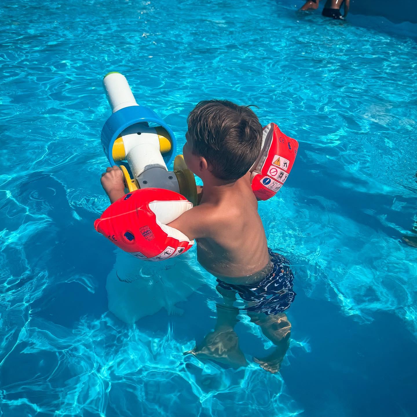 Inmiddels zitten we alweer halverwege de eerste schoolweek en moeten we de zomervakantie toch echt achter ons laten.
We genieten nog even na van de vele foto’s die we geschoten hebben in de stadjes, speeltuinen, restaurants en het zwembad. Dit jaar nog foto’s met zwembandjes, maar hopelijk kunnen we deze volgend jaar thuislaten.
Mocht jouw kind al een tijd op zwemles zitten, maar komt het ‘A- diploma’ maar niet echt dichterbij.
Kinderoefentherapie kan helpen om de kracht, coördinatie, flexibiliteit en evenwicht te oefenen. Dit kan helpen bij de zwemvaardigheid. 🎉
#zwemmen #zwemvaardigheid #motoriek #motorischeontwikkeling #kinderfysiotherapie #kinderoefentherapie #fysiotherapie #oefentherapie #diploma