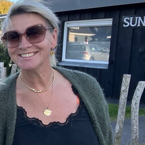 Ik kijk B&B Vol Liefde. Heerlijk. Wel valt me altijd op: zodra er iemand in beeld komt, staat er onder hun naam wat ze doen. Jan – facilitair medewerker. Marieke – ouderenzorg.
En dan denk ik: waarom vinden we dat zo belangrijk? Soms heb ik echt geen idee wat iemand doet, alleen plak ik er onbewust wel een oordeel op.
Onder mijn naam zou staan Flight Safety Trainer. Daar heeft iedereen een beeld bij: “O, dan doe je dat.” En een oordeel, je houdt je aan de regels….en het interessante is: doe ik dat dan echt? En als ik iets anders doe, doe ik het dan niet goed? Ja, en dat is toch interessant, hè?
Want ik doe veel meer. Ik leid niet alleen nieuw cabinepersoneel op, of leidinggevenden in de cabine. Wat eigenlijk écht doe, is mensen terugbrengen bij hun kern en bij hun eigen leiderschap. Bij hun authentieke zelf. Dat is mijn core business. Als iemand stevig in zichzelf staat, een leider is in zichzelf, volgen de procedures vanzelf. Het komt uit wie ze zijn.
En weet je wat echt grappig is? Die moderne functietitels. Chief People vertaald naar het Nederlands is dus gewoon Chef Mensen. Ja, die is toch interessant. Laten we daar gewoon eens met z’n allen naar kijken. Wat wat doet een chief people eigenlijk? Wat doe jij? En hoe zou jij jou baan noemen?
Want uiteindelijk gaat het niet om de titel. Het gaat om wat je persoonlijk toevoegt. Wat voor touch geef jij aan je functie? Volgens mij is dat het allerbelangrijkste. Dat is wat mensen raakt, waar ze op aanhaken.
Je bent niet je baan of je functie. Je bent je missie, je energie, je liefde. Dat is wie je bent. Misschien zouden we elkaar minder in hokjes stoppen en meer kijken naar wat iemand werkelijk brengt. Niet trainer, maar liefdesbrenger. Niet advocaat, maar rechtzoeker. Dat is wat blijft.
Kies voor liefde.