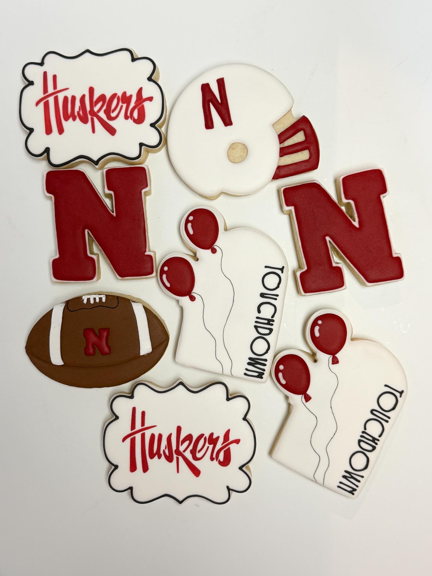 Game day cookies ... Go Huskers! Gift box of 8 cookies all packaged up and ready for tailgating or a watch party 🏈 DM or email me if you'd like a box ($40) 🎈
...
...
...
#somecookiesbecause_byduveen #decoratedsugarcookies #decoratedsugarcookiesofinstagram #huskercookies #footballcookies #gamedaycookies #nebraskacookiers #geschenkeausderküche #backenmitliebe
