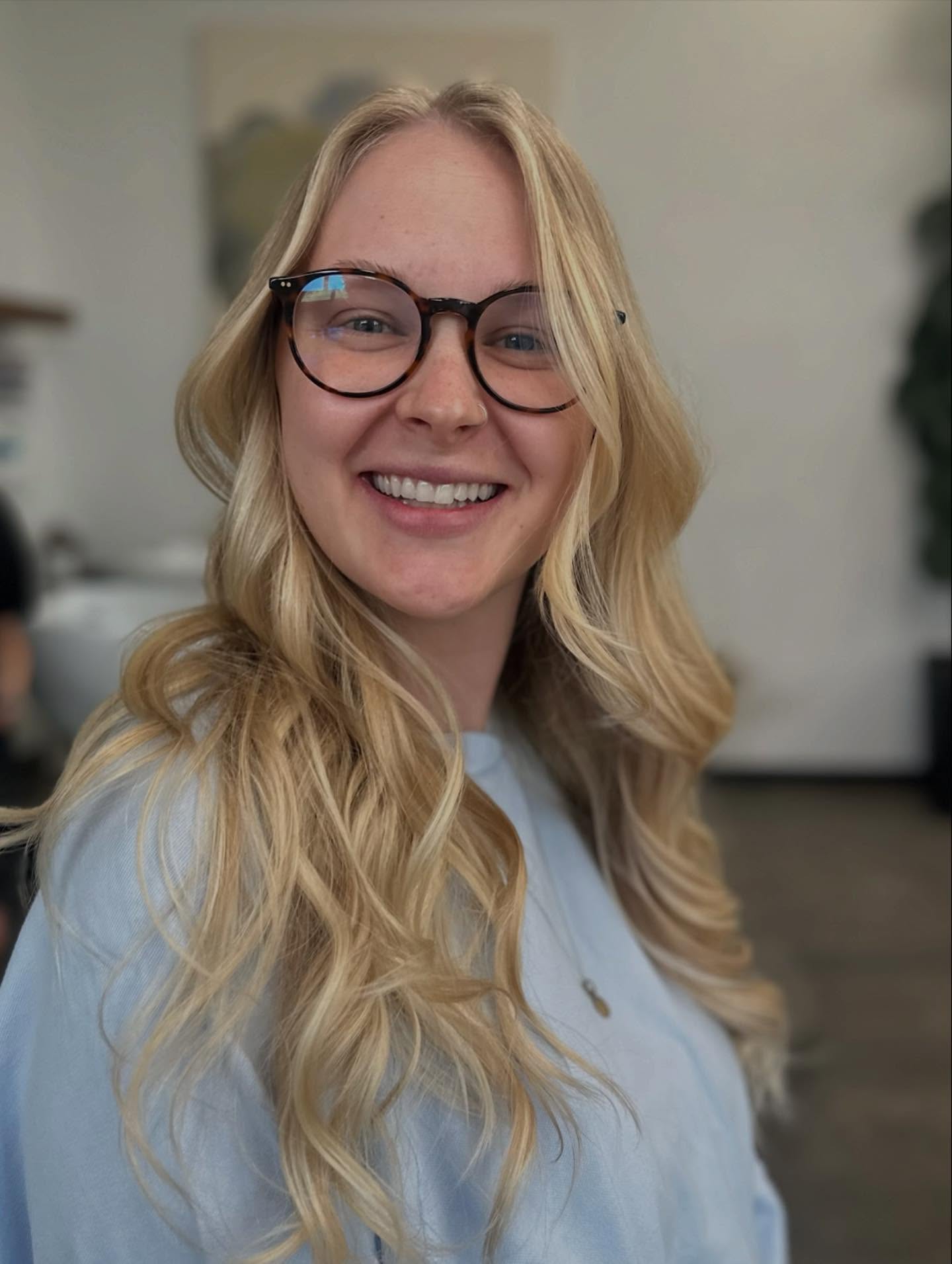 Bright, buttery, and beautifully hand-painted ✨
This balayage by @kimzhair is sunshine in hair form! ☀️💛
#yxe #yxehair #yxehairsalon #yxehairstylist #yxebusiness #yxelocal #yxeliving #guidehairsalon #ButteryBlonde #BalayageGoals #HandPaintedPerfection