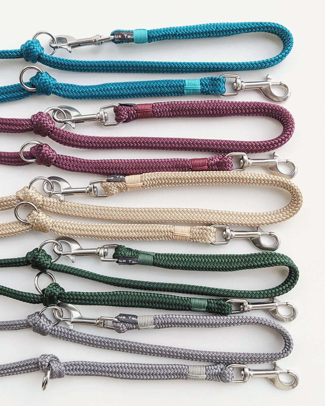 𝗕𝗲𝘀𝗼𝗻𝗱𝗲𝗿𝗲 𝗘𝗶𝗻𝘇𝗲𝗹𝘀𝘁ü𝗰𝗸𝗲 𝗶𝗺 𝗦𝗔𝗟𝗘 ✨
Manchmal entstehen in meiner Manufaktur Prototypen – kleine Experimente, bei denen ich neues Material und neue Fertigungstechniken ausprobiere.
Aktuell findet ihr diese besonderen Einzelstücke im SALE 🤩 👉️ www.AllesAusTau.de/SALE
Alle Modelle in der beliebten Version also 2m doppelt verstellbare Leine gefertigt. Das flache, weiche Tau liegt besonders angenehm und leicht in der Hand. Die hochwertigen Edelstahlkarabiner garantieren beste Langlebigkeit und höchste Korrosionsresistenz bei Wasserkontakt.
#hundeleine #unikat #prototyp #mithundammeer #ostseehund #nordseehund #strandhund #hundeinhamburg #handmadeinhamburg #handmadefordogs #tauleine #segeltauleine #tauliebe #tauleinedesign #tauleinenmanufaktur #allesaustau