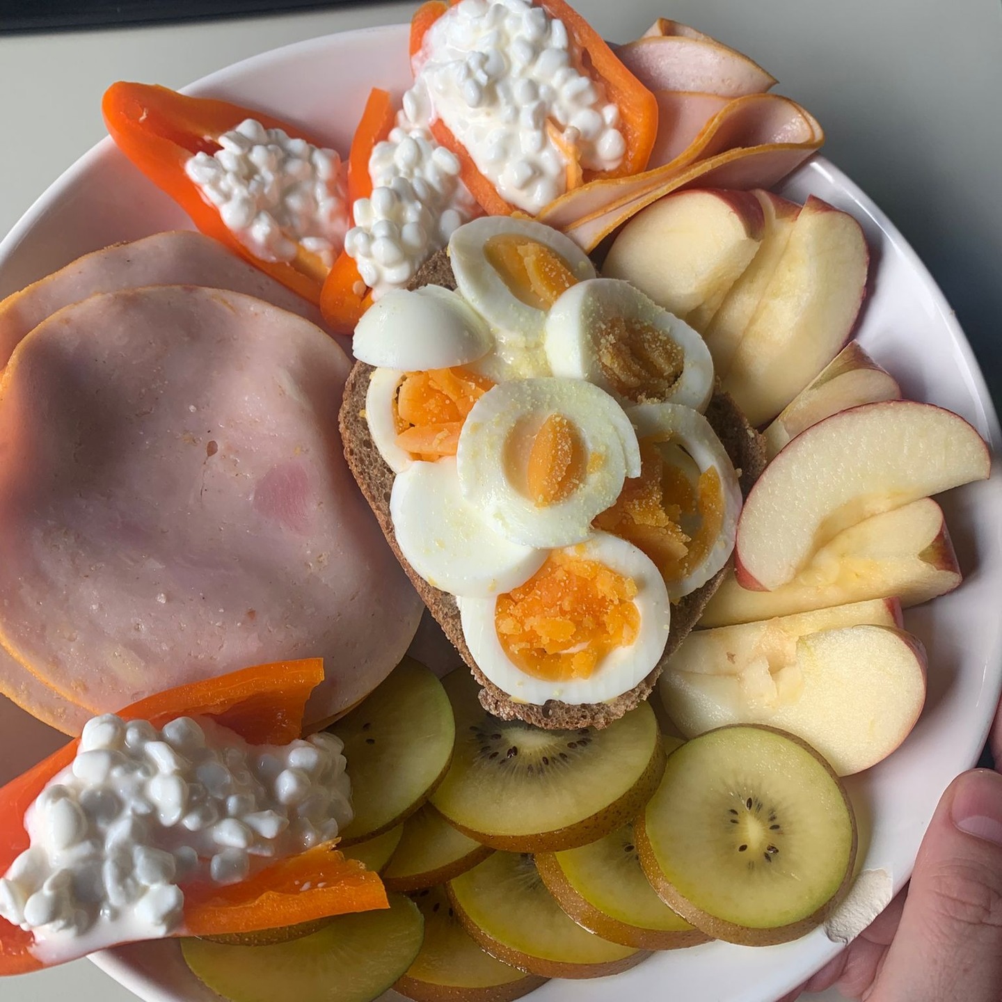 🥗 Mein Powerteller heute:
Ein Beispiel, wie du trotz vollem Alltag bunt & nährstoffreich essen kannst.
Mittagessen gab’s bei mir heute erst um 15:30 Uhr – manchmal läuft’s halt so, und das ist völlig okay.
👉 Wichtig ist nicht die Uhrzeit, sondern die Nährstoffqualität:
🍎 Apfel + Kiwi → Vitamine, Antioxidantien, Ballaststoffe
🥚 Ei + Hähnchenbrust → hochwertiges Eiweiss für Muskeln & Sättigung
🌶️ Paprika + Hüttenkäse → Extra-Protein + Calcium für Knochen
🥖 Vollkornbrötchen → komplexe Carbs & Energie
✨ So einfach kannst du deinen Körper versorgen ohne strenge Regeln, sondern mit smarter Auswahl. Ganz ohne stundenlanges kochen oder Mealprep.
🌸 Genau das ist der Ansatz in der MRC Academy:
Wir zeigen dir, wie du zyklusgerecht trainierst, nachhaltig isst und Schritt für Schritt zu deinem Wohlfühlkörper findest.
Den Link zur Academy findest du in meiner Bio.
folge mir für mehr solche Powerteller!
ps: einen solchen Teller esse ich meist in 2 Portionen und habe somit meine Snacks gleich mit vorbereitet ;)
#powerteller #wholefoodsnutrition #gesundeernährung #sporternährung #nachhaltigfit #ernährungstipps #fitnessfood #fitfoodideas #balancednutrition #mrcacademy #wohlfühlkörper #zyklusgerechttrainieren #frauenfitness #healthyfoodideas #alltagstauglichessen #proteinreich #gesundundlecker #ernährungsinspiration #coachingfürfrauen #intuitivessen