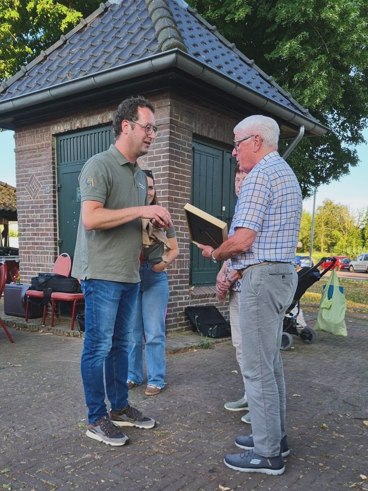 Voor de zomer hebben wij ons seizoen afgesloten met het jaarlijkse ZomerPleinConcert. En dit keer met een speciale toevoeging:
Ons erelid Pierre is benoemd tot lid van verdienste van Fanfare Sint Joseph Merkelbeek 🎶.
Pierre heeft in het verleden enorm veel betekend voor onze vereniging. Van jarenlange inzet achter de schermen en in het bestuur tot zijn betrokkenheid bij talloze activiteiten.
Met deze benoeming willen wij onze waardering en dankbaarheid uitspreken. Dank je wel Pierre, voor alles wat je voor onze fanfare hebt gedaan en nog steeds doet!