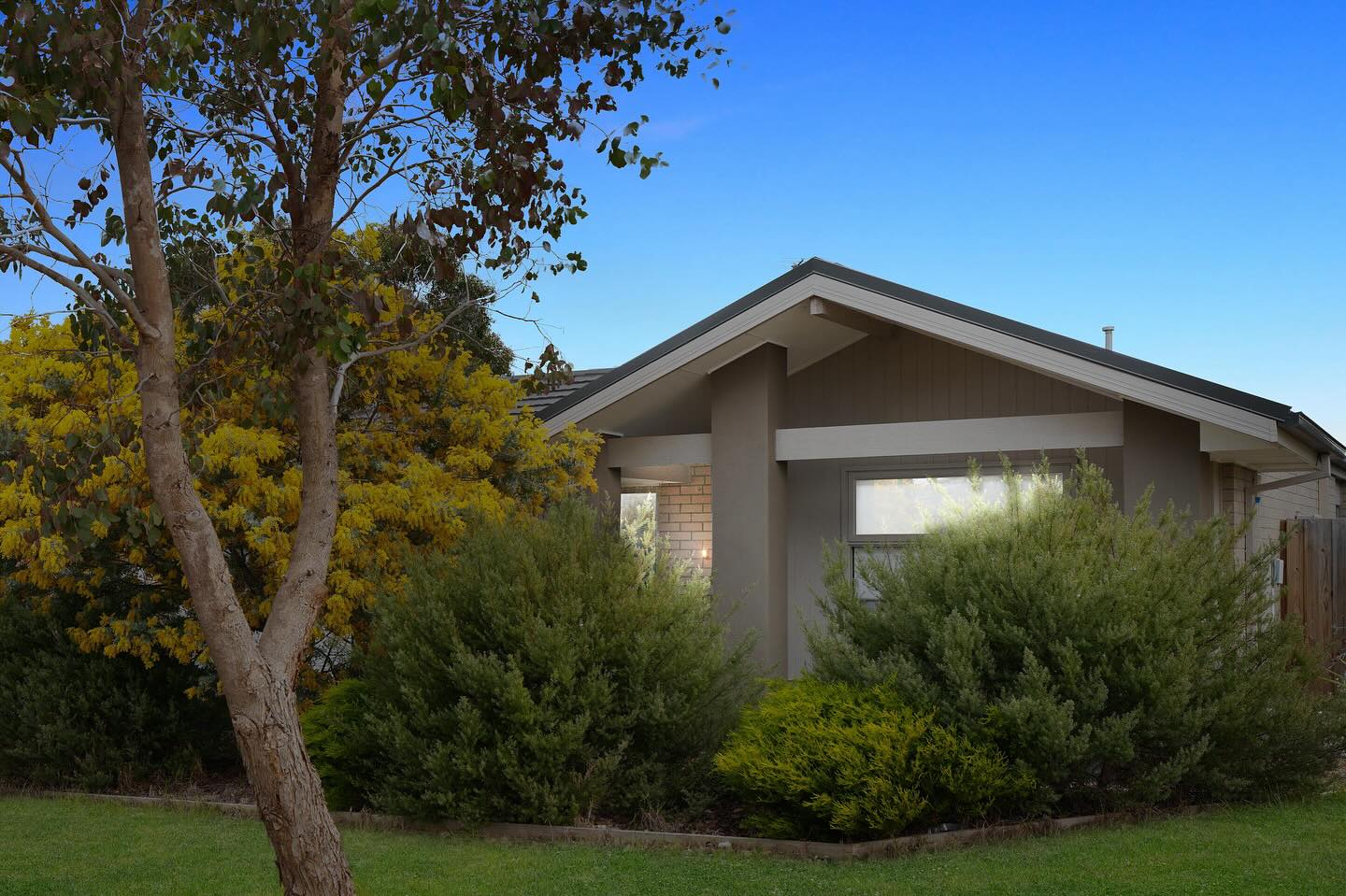 Curb appeal game: upgraded.
Fresh Dusk-to-Dawn, Turf Transformation + Driveway Restoration = Major First Impression Goals
All about creating that “WOW” moment to attract top-tier buyers for our amazing Clients!
#realestateagent #curbappeal #melbournerealestate #propertystyling #agentgoals #listingmagic #xynergyrealty #m3studios