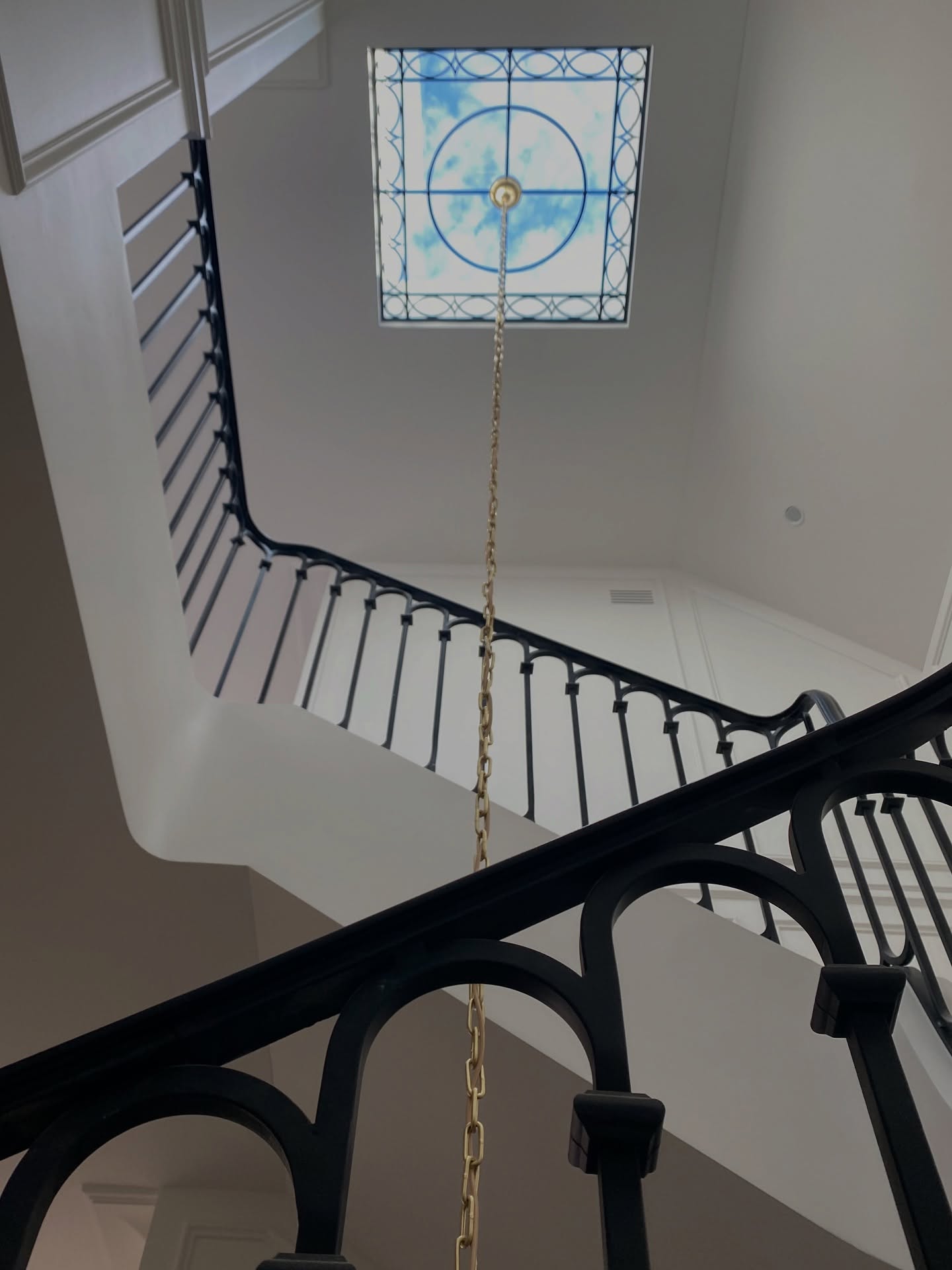Chandelier about to be suspended from the skylight ๐ก
#toorak #highendbuilders #classy #masterbuilder #quality