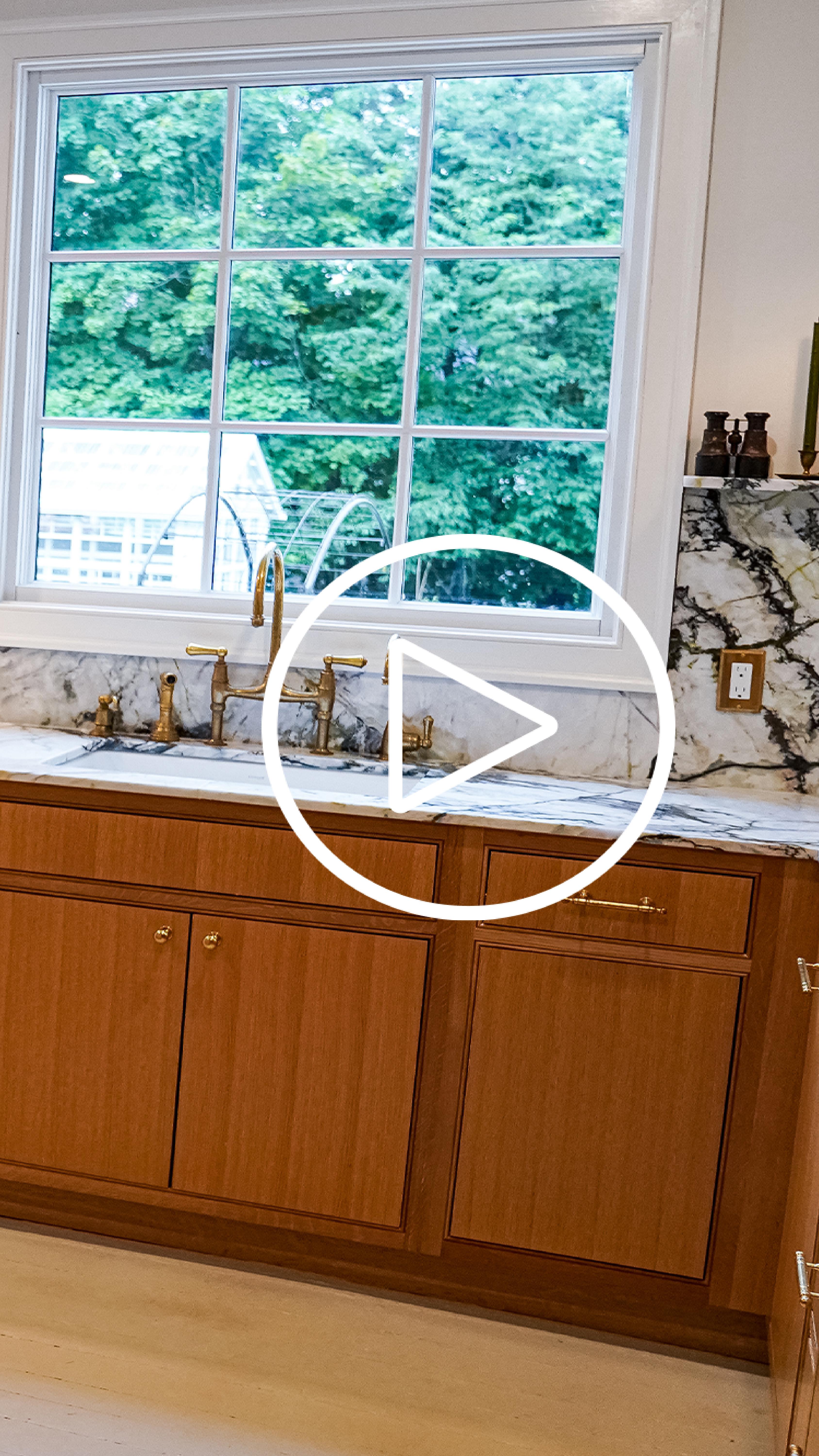 “The elegance of marble meets the warmth of wood.
Golden touches hide grace within the details.
Every line carries the mark of style within simplicity.
This is not just a kitchen, but a space where aesthetics come to life…” 🍴🌿
#ModernKitchen #CustomKitchen #LuxuryKitchen #KitchenRemodel #HomeDesign #DreamKitchen #DesignYourHome #KitchenGoals #NewJerseyKitchen #NewJerseyHomes