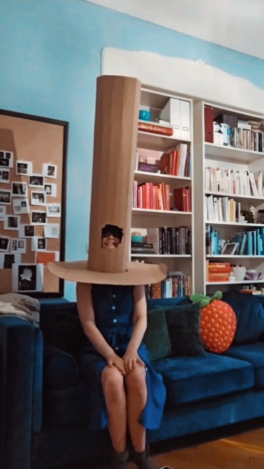 Ich arbeite gerade mit Hochdruck an meiner Angstserie.
Zwischen Fotos inszenieren, stecke ich meine Hände in seltsam klebrige Flüssigkeiten, bastle absurde Requisiten oder erfinde spontane Kunsttechniken, die wahrscheinlich nur ich verstehen kann.
Manchmal verliere ich mich so sehr in all den Gefühlen, dass ich fast vergesse zu atmen.
Und dann – zack – passiert ein winziger, unbedeutender, aber rettender Moment: Ich lache. Einfach so.
Vielleicht ist das der heimliche Trick gegen die Angst.
✨ Voilà – ein kleiner Amélie-Moment im Atelier.
#artreel #artistlife #behindthescenes #anxietyart #creativeprocess #amelievibes #kunstalltag #makingartfun #artprocess #behindthescenes #anxietyart #artistlife #contemporaryart #angst #artreel #creativemind #makingart #emotionsinart