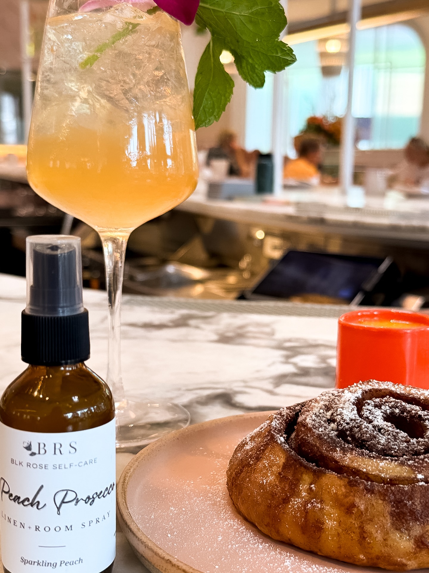 Brunch vibes but make it Peach Prosecco 🍑🥂 A sparkling mix of peach + bubbly sweetness that instantly refreshes your space. Perfect for after hosting or just keeping your vibe light + luxe ✨
📸 Soft life starts with scents. Grab your Peach Prosecco linen+room spray today and let every day feel like brunch ✨🫶🏽
www.blkroseself-care.com
