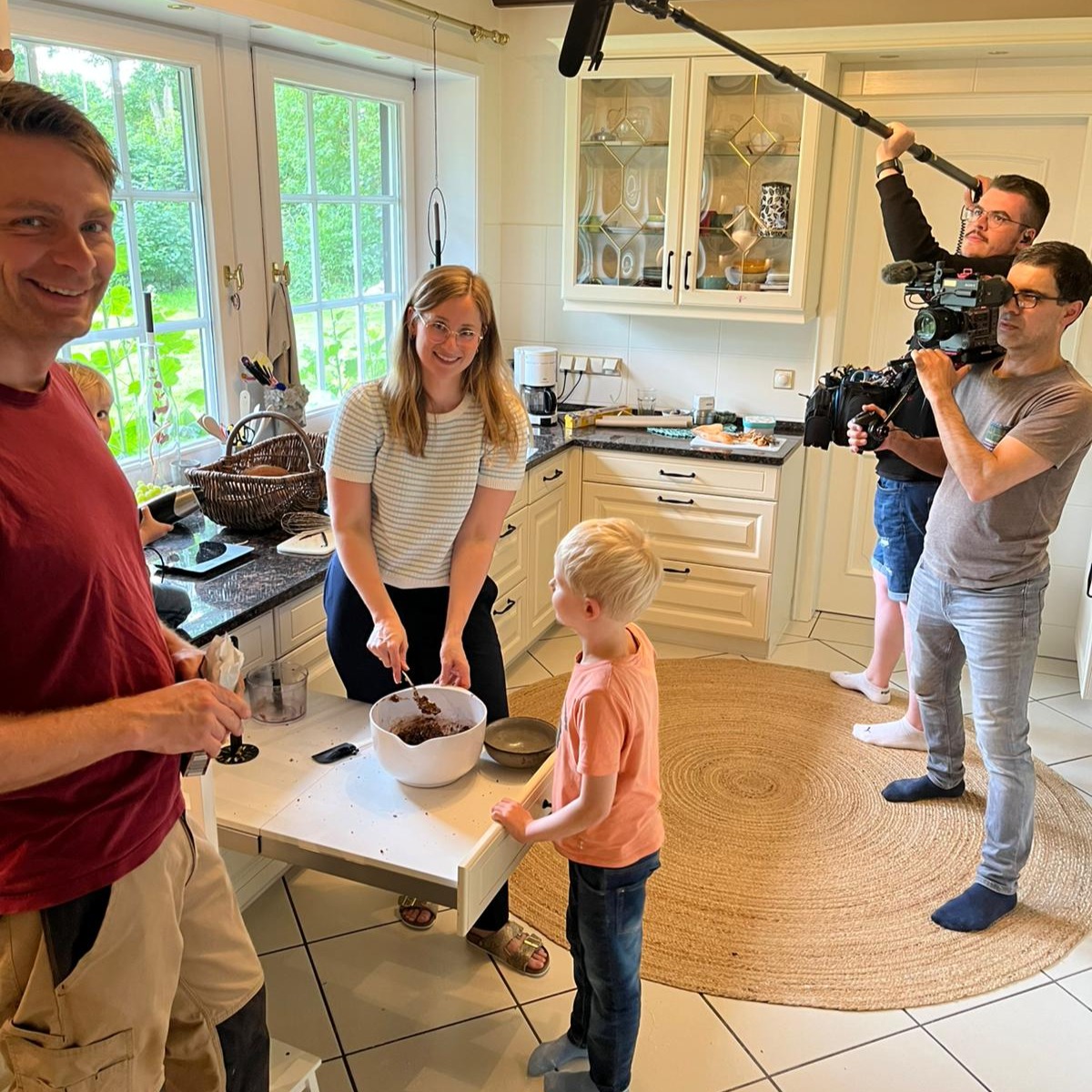 Heute auf Sendung! 🎥 Der WDR war bei uns auf dem Hof! In der neuen Quarks-Sommerreihe geht’s um die Bedeutung des Bodens als Lebensgrundlage, Co₂-Speicher und als Basis für unsere Lebensmittel.
Auch auf unserem Süßkartoffelacker wurde fleißig gebuddelt – wir sind schon gespannt, was in der Sendung gezeigt wird. 🍠📺
Der TV-Beitrag läuft heute um 20:15 Uhr in "Quarks" im WDR.
Wir freuen uns sehr, Teil der Wissenssendung sein zu dürfen, um zu zeigen, wie wir mit unserem Süßkartoffelanbau Böden nachhaltig nutzen.
Die Sendung ist nach heutiger Ausstrahlung auch in der ARD Mediathek abrufbar.
Schaut ihr‘s euch an? Dann erzählt uns gerne, wie euch die Sendung gefallen hat!
@wdr
@quarks.de
Fernsehreportage
Süßkartoffel
Mediathek
#hinterdenkulissen #quarks #soenkessuesskartoffeln
