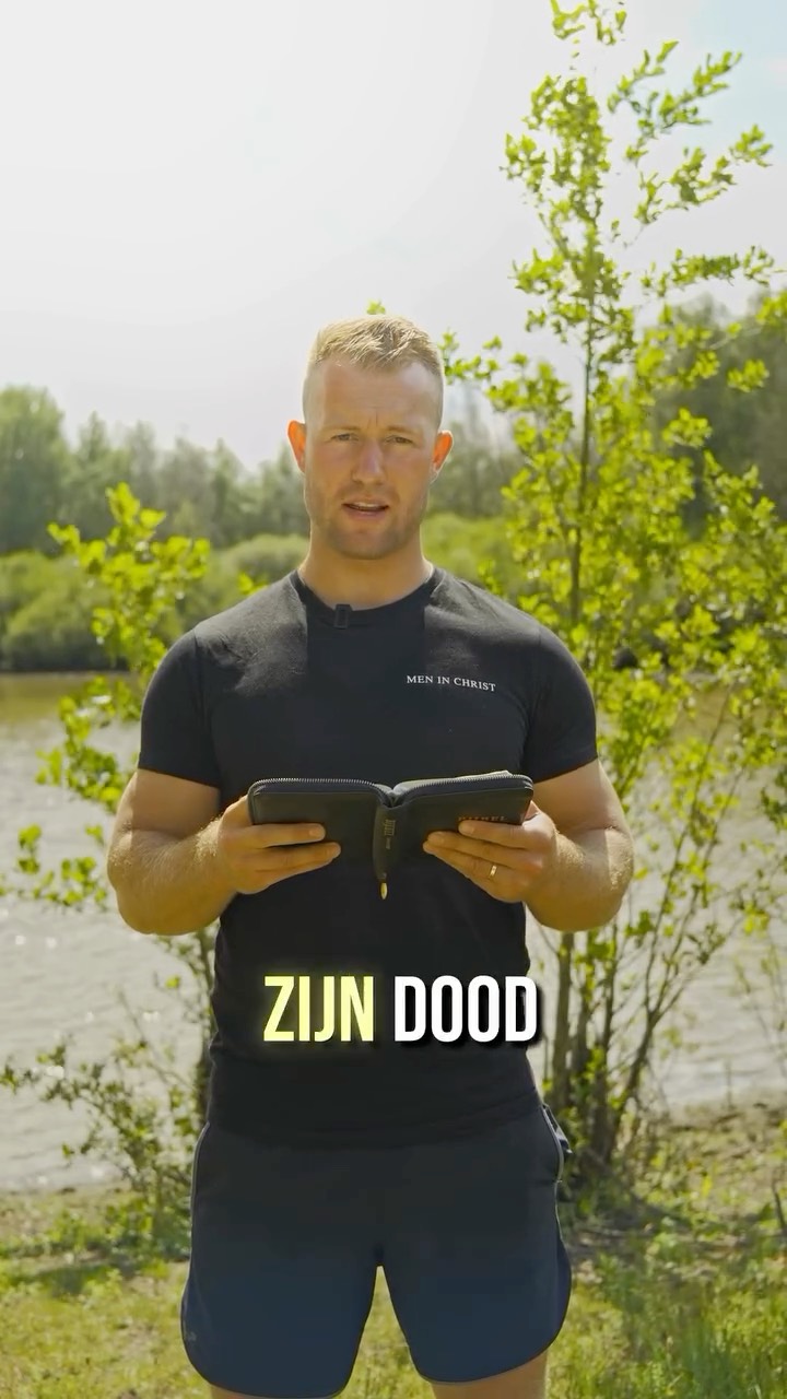 “Wat zullen wij dan zeggen? Zullen wij in de zonde blijven, opdat de genade toeneemt? Volstrekt niet! Hoe zullen wij, die met betrekking tot de zonde gestorven zijn, nog daarin leven? Of weet u niet dat wij allen die in Christus Jezus gedoopt zijn, in Zijn dood gedoopt zijn? Wij zijn dan met Hem begraven door de doop in de dood, opdat evenals Christus uit de doden is opgewekt tot de heerlijkheid van de Vader, zo ook wij in een nieuw leven zouden wandelen. Want als wij met Hem één plant zijn geworden, gelijkgemaakt aan Hem in Zijn dood, dan zullen wij ook aan Hem gelijk zijn in Zijn opstanding. Dit weten wij toch, dat onze oude mens met Hem gekruisigd is, opdat het lichaam van de zonde tenietgedaan zou worden en wij niet meer als slaaf de zonde zouden dienen. Want wie gestorven is, is rechtens vrij van de zonde. Als wij nu met Christus gestorven zijn, geloven wij dat wij ook met Hem zullen leven.”
Romeinen 6:1-8 HSV
🎥 - @visualsbyjoram 🔥