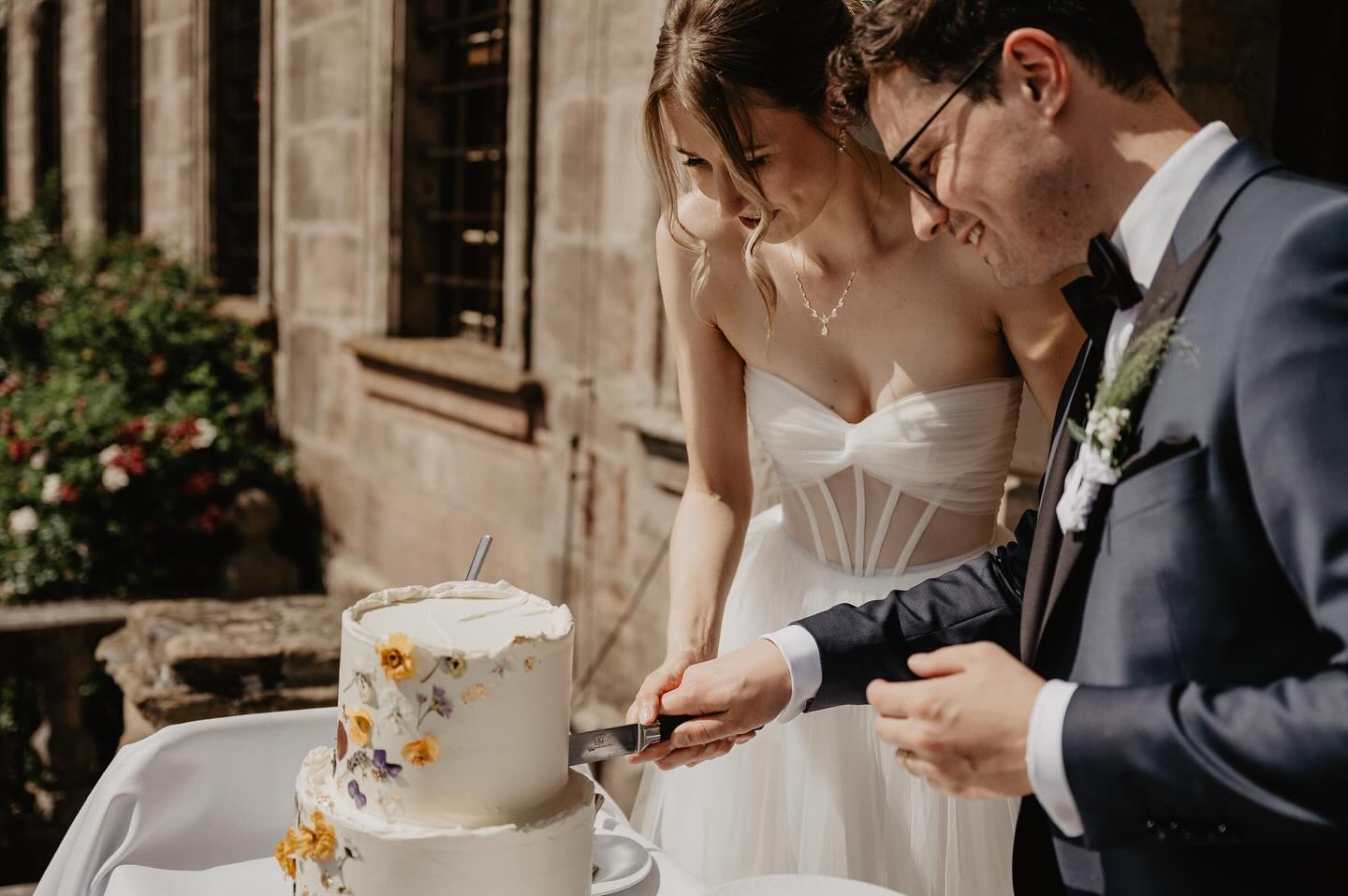 TORTENANSCHNITT
Hochzeitstorte mit essbaren Blüten dekoriert.
Die kleinere Torte war eine vegane Kokos Maracuja Creme 🌼🌸
Fotografie: @andreasbenkerphotography
Location: @schlosshemhofen
Catering: @santiagos_kitchen
#heirateninfranken #veganweddingcakes #wedding2026 #hochzeitstorte #konditorei #patisserie #juliasitter_patisserie