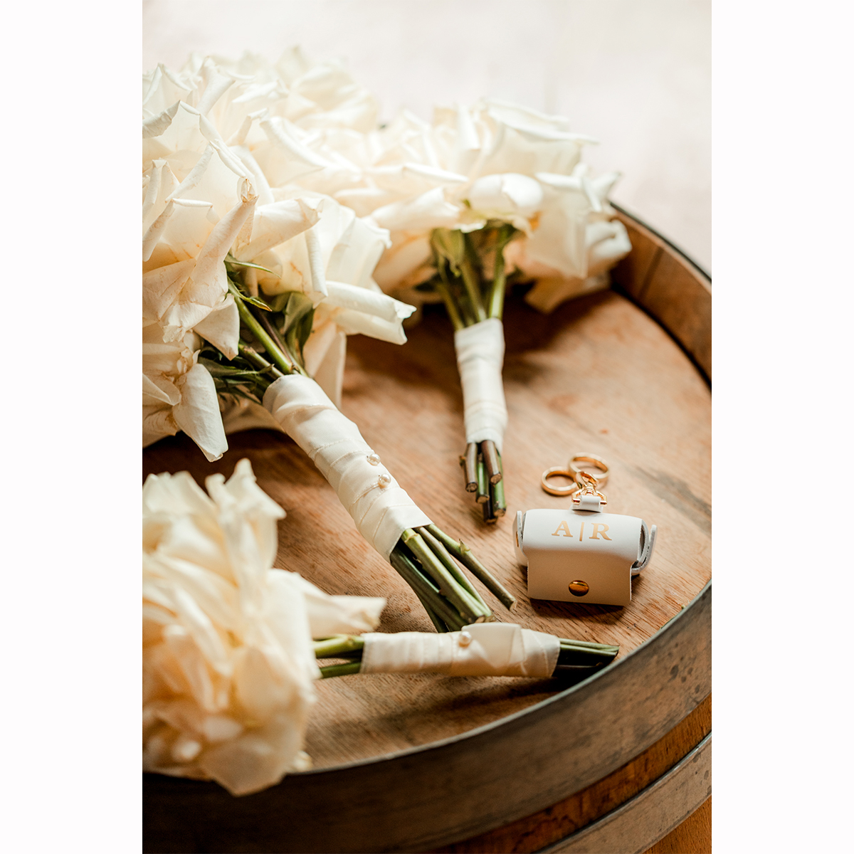 Wunderschöne Hochzeit in perfekter Kulisse der Holsteins Mühle
Vergangenes Wochenende durfte ich gleich an aufeinanderfolgenden Tagen zwei wunderschöne freie Trauungen und Hochzeitsfeiern begleiten, eine davon in der Holsteins Mühle in Nümbrecht.
Von stilvoller Saaldekoration, traumhaften Blumenarrangements, einer berührenden Trauzeremonie und wundervoller musikalischer Begleitung (durch die Traurednerin und Hochzeitssängerin Daniela Dornhof), dem Hund als Ringträger über berührende Reden, Freudentränen sowie viele emotionale Momente… war einfach alles dabei und die Zeit raste einfach nur so.
Das viele dunkle Holz der Scheune sowie das bunte Ambiente-Licht sind für meinen Fotografiestil immer etwas herausfordernd, aber mit gezielter Lichtsetzung sind es am Ende wunderschöne Aufnahmen geworden und ich bin sehr dankbar, diese tollen Bilder zeigen zu dürfen. @alinama__ @romanrtmyr Bridal Dress: @brautbluete Flowers: @kleinesundfeines Cermony: @danieladornhof DJ: @dj_benediktboss Venue: @holsteinsmuehle
#hochzeit #holsteinsmühle #nümbrecht #freieTrauung #hochzeitsfotografie #liebe #hochzeitsmomente #weddingvibes #dankbarkeit #traumhochzeit