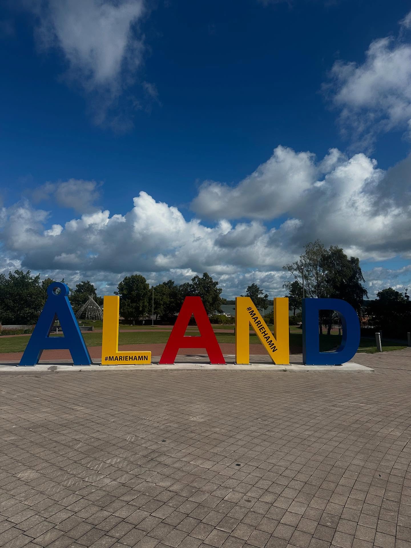 Bereits zum 34. Mal trafen sich Parlamentarier:innen aus Staats-, Länder- und Regionalparlamenten des Ostseeraums zur Ostseeparlamentarierkonferenz. In diesem Jahr waren die über 100 Politiker:innen sowie eine Vielzahl von Expert:innen in Mariehamn auf den Åland Inseln zu Gast, um zum Thema „Die Ostsee – unsere Lebensader: Zusammenarbeit, Sicherheit und Nachhaltigkeit“ miteinander zu diskutieren. Ein vollgepacktes Programm mit spannenden Referent:innen und sehr guten Diskussionen mit jungen Menschen aus dem Ostseeraum sowie traumhafter Natur und Ausflügen. Mein persönliches Highlight war es noch ein letztes Mal mit den Kolleg:innen der Working Group zusammenzukommen und zu sehen, wie die erarbeiteten Empfehlungen und Maßnahmen aus den letzten zwei Jahren angenommen wurden. Sie werden nun - im Rahmen der gemeinsamen Resolution - an die nationalen und regionalen Regierungen weitergeleitet. #bspc #balticsea #alandislands🇦🇽 #mariehamn #energysecurity #spd #socialdemocrats #bürgerschafthh