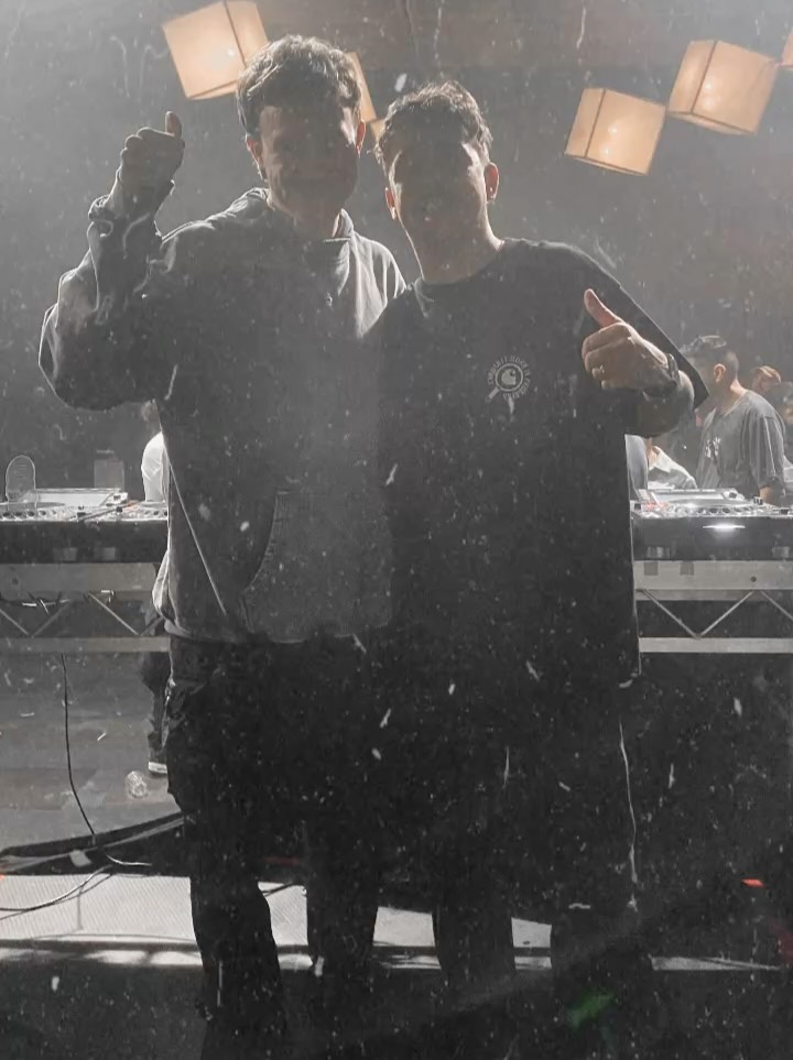 Last Sunday in Melbourne, Mariano Mellino used my Pioneer V10 mixer 🙌 We caught up after his set, he was running on little rest after 3 shows in a row and a few flights, yet still such a great soul on and off the decks. Until we meet again 🙏 hope the mixer was a treat!
Big thanks to @journeyofsoundau for trusting in me 🙏 Always exciting to see you guys bringing amazing events with Argentinian DJs, and I’m glad to put my little grain into it all.
Until the next one,
Tomas.