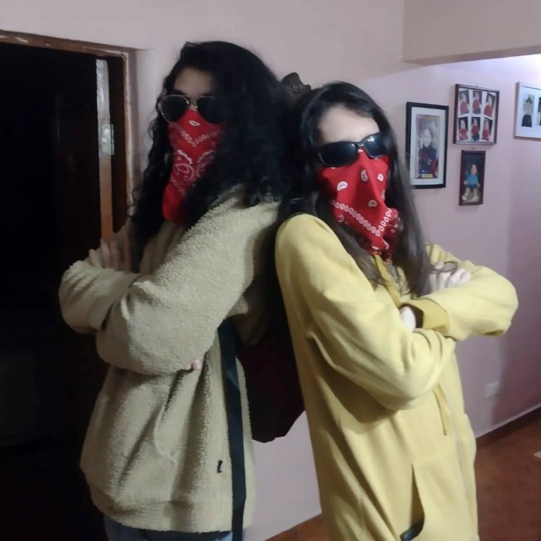 "¡Cuidado Fresas con Palta, ahora hay 2 entidades con puntas quemadas descompostureando por toda la zona!".
Hace un mes atrás, Sulonam fue visitado por su Doppelganger conocido como Fakelonam, los cuales empezaron a imitarse mutuamente y comenzaron a causar locura en toda la casa.
Porfavor ignorar la última imagen.
⠀
⠀
=~=~= Etiquetas =~=~=
#TripleMandCo. #CompanyTripleM #SulonamTripleM #KurtzTripleM #FakelonamTripleM #Cursedimageschile #Cursedimages