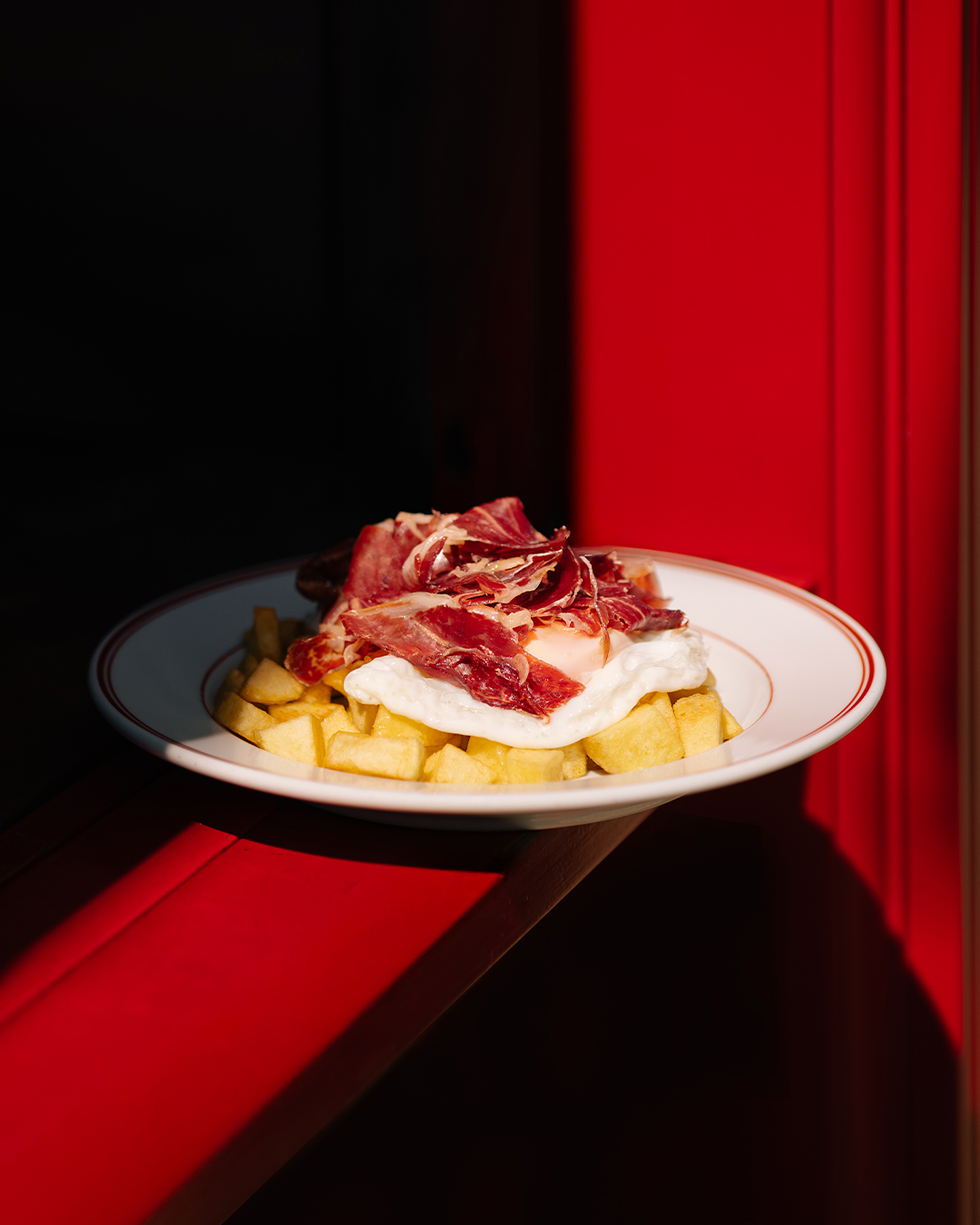 Huevos Rotos con Paletilla Ibérica, sofrito de cebola e pimento vermelho. Uma harmoniosa combinação de sabores intensos e perfeitamente equilibrados que se revelam a cada garfada.
--
Huevos Rotos Fried Eggs with potatoes, Iberian paletilla, onion sofrito, bell pepper. A harmonious combination of intense and perfectly balanced flavors that reveal themselves with every bite.