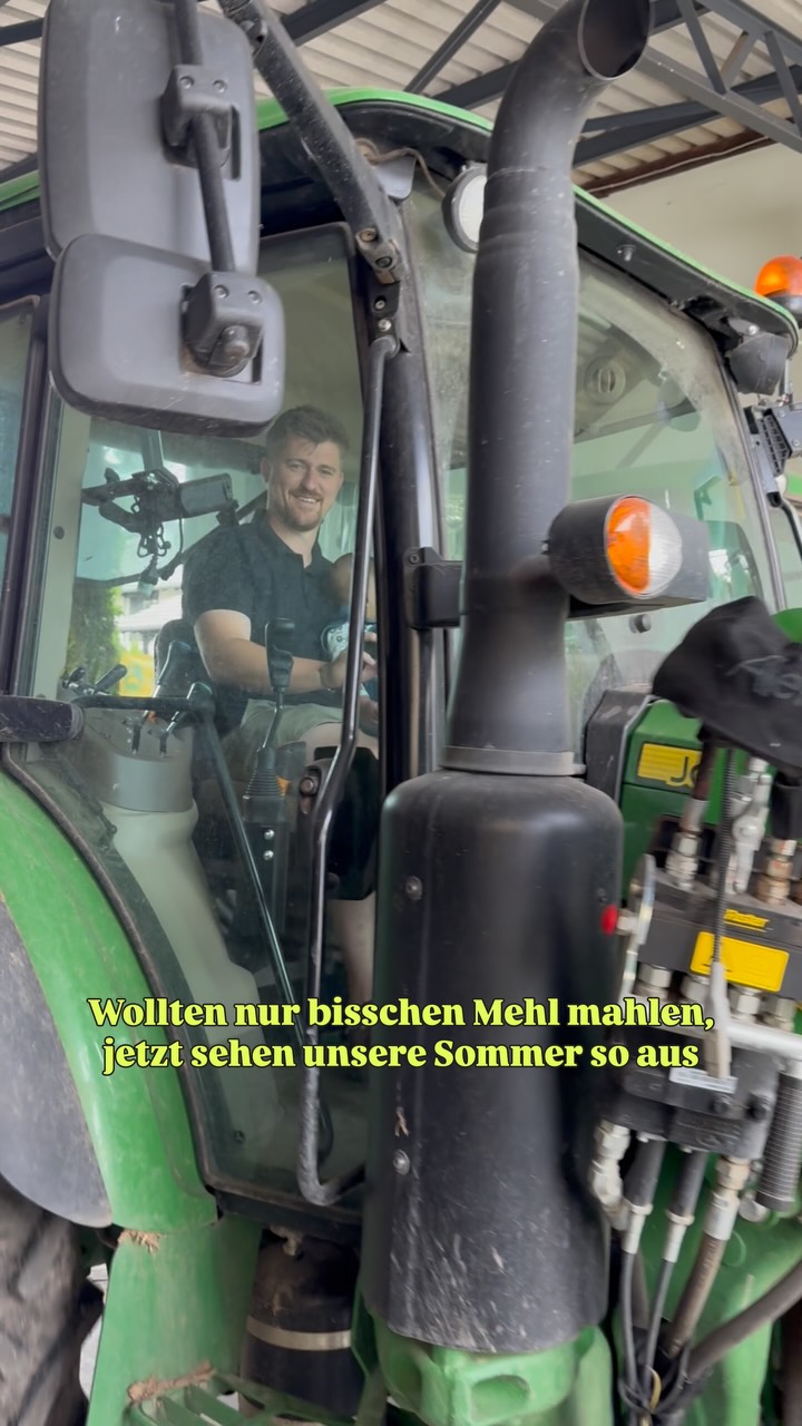 Wie alles anfing: ‚Nur bisschen Mehl mahlen‘…“
➡️ Reality-Check: „…und plötzlich war’s ein Fulltime-Projekt 😅🌾“
#viral #fyp #kurpfalz #landwirt #landwirtschaft #farming #farmerlife #farmer #kurpfalzbauer #regionalgenießen #ernte #bioproducts #summervibes #augustslippedaway