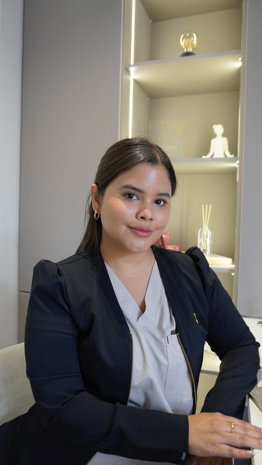 “Doctora, ¿por qué mis tratamientos no funcionan?”
La respuesta es simple: porque los procedimientos estéticos son un complemento, no una varita mágica.
Si en casa no cuidas tu piel con una rutina adecuada, si no usas bloqueador, si comes mal, duermes poco o vives estresada… ningún Botox, peeling o bioestimulador va a darte los resultados que esperas.
✨ Los procedimientos potencian lo que ya estás haciendo bien en tu día a día.