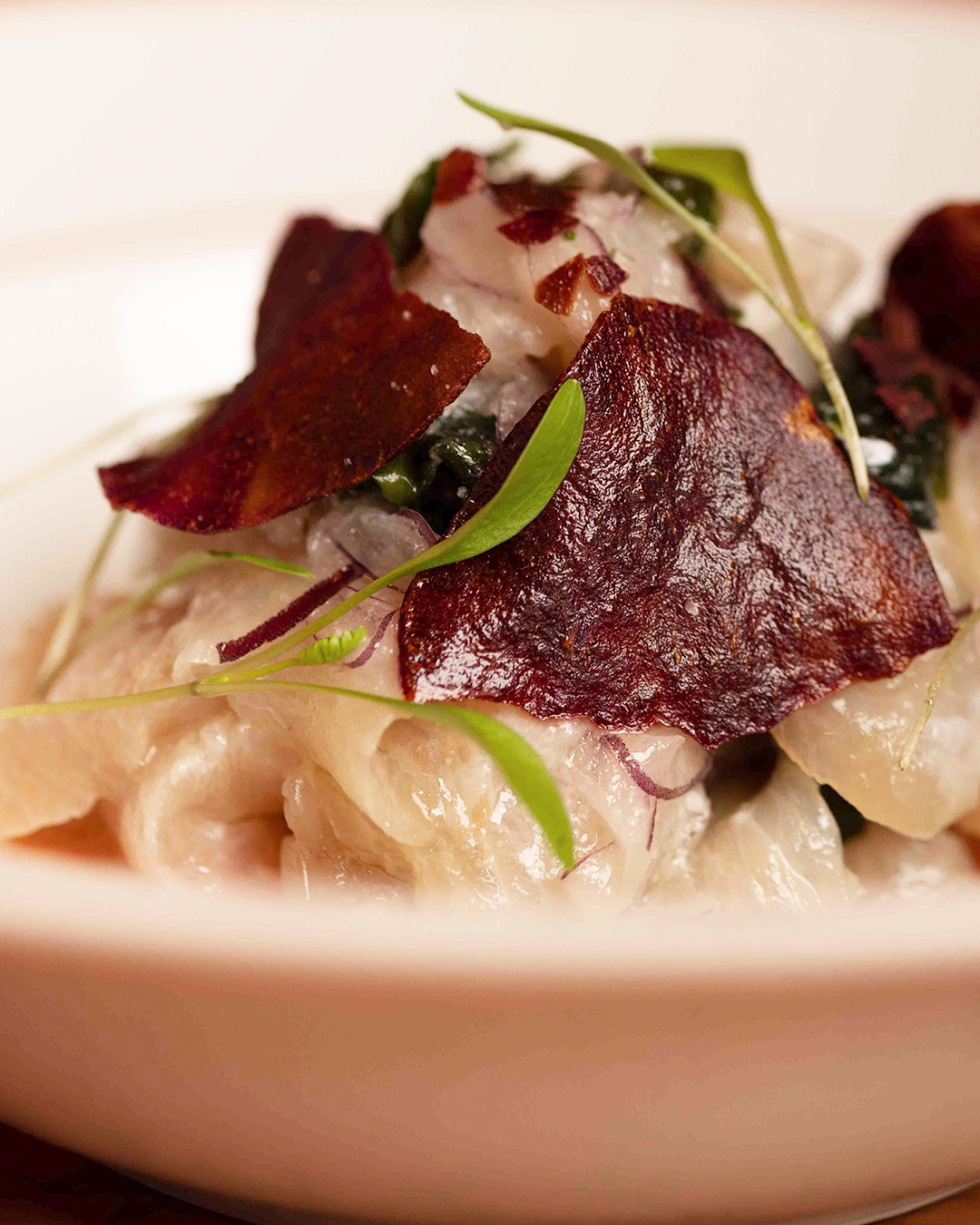 Peixe marinado, lima, algas e batata doce de Aljezur. Da preparação ao empratamento, cada pormenor é cuidado com rigor e paixão para chegar à mesa no ponto perfeito.
--
Marinated fish, lime, seaweed and Aljezur sweet potatoes. From preparation to plating, every detail is taken care of with precision and passion to ensure that each dish is served at the perfect moment.