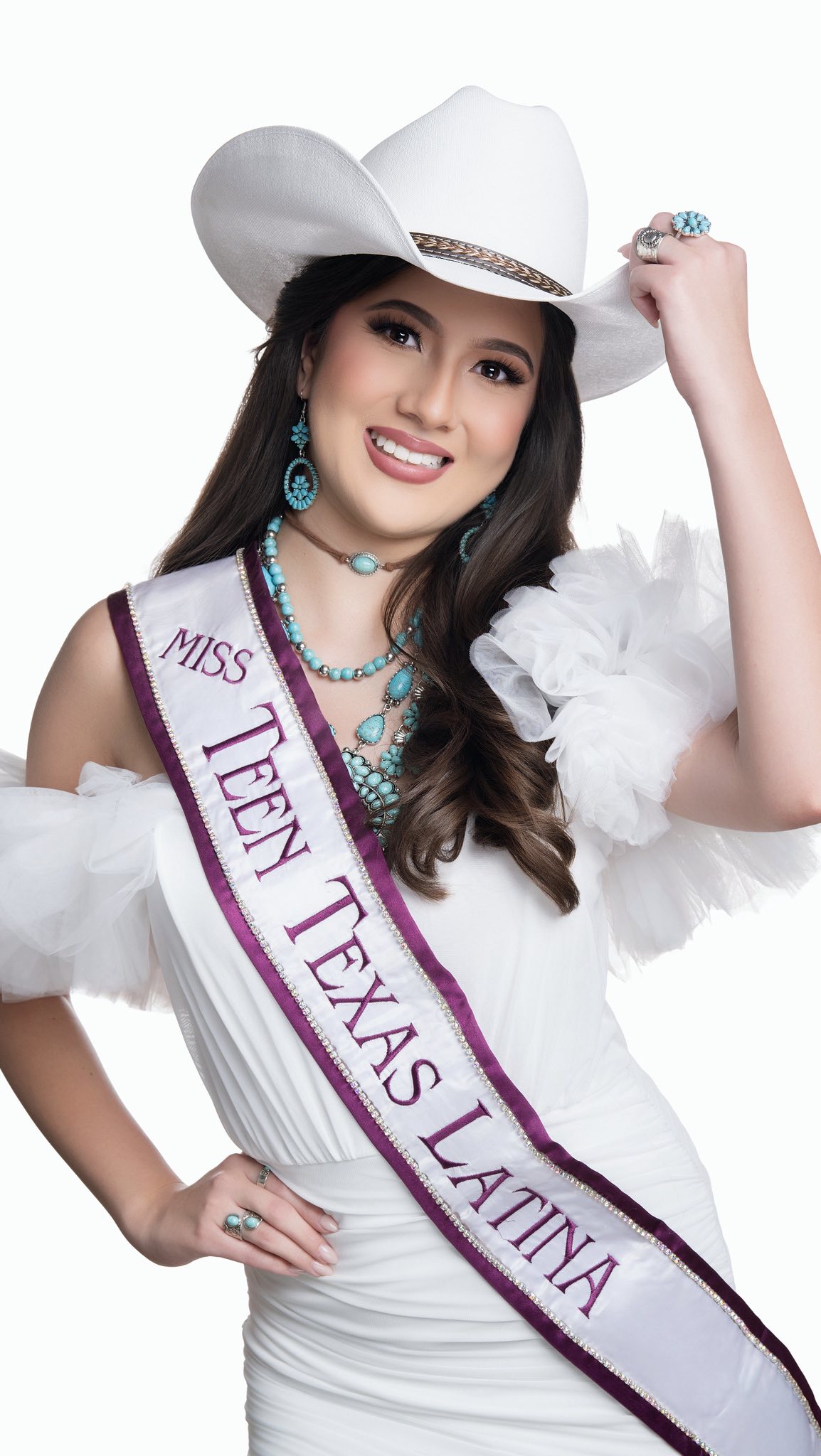 To our outgoing Miss Teen Texas Latina @nicole.haase._ 👸🏽🤍 thank you for sharing your story, inspiring teens to embrace their Latino roots, and empowering others with your kindness, determination and strength. 💫🌟
Your legacy will live on, and we’re so grateful for the impact you’ve made! 💕
#MissTXLatina #LatinaPower #InspiringTeens #Gracias
