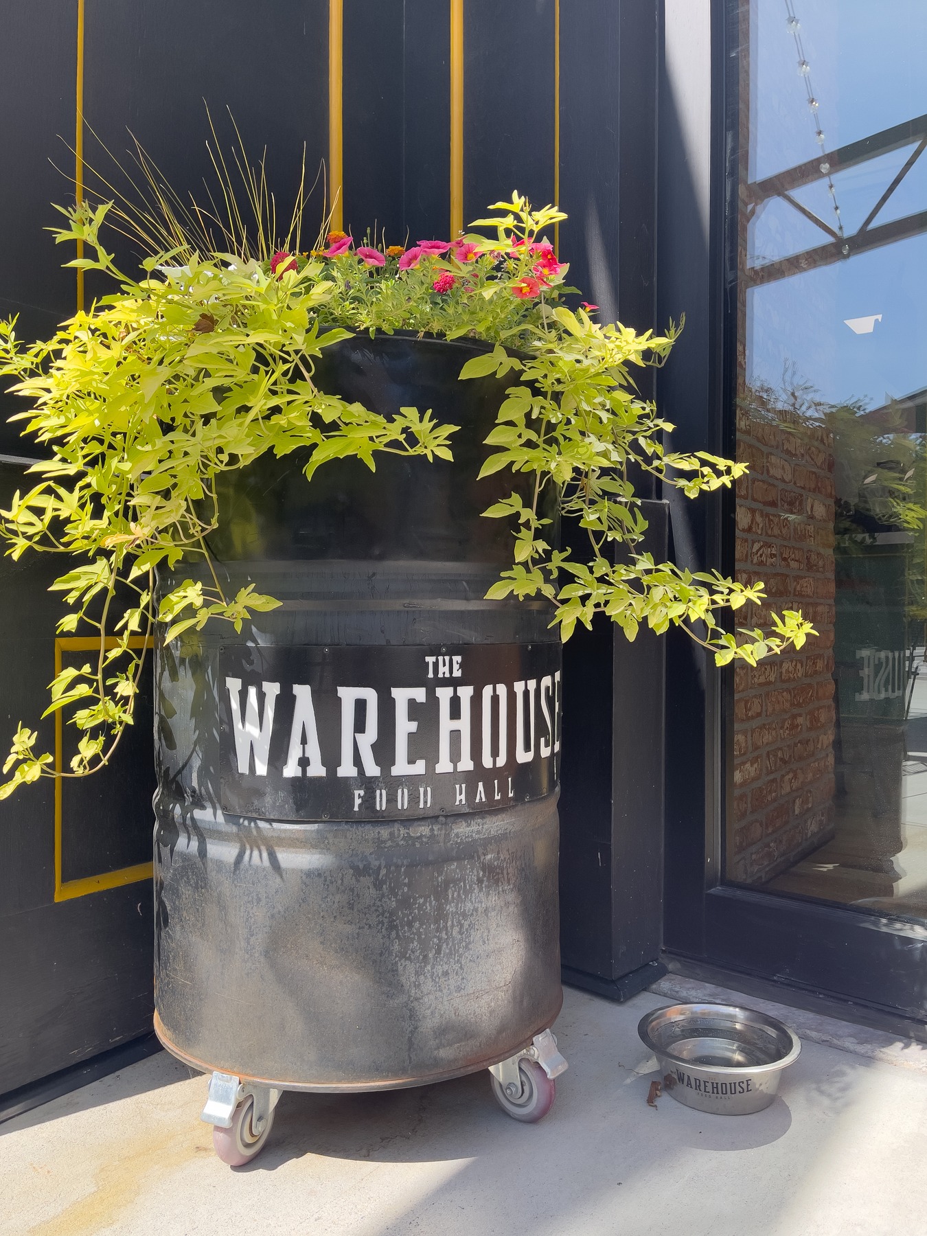 Labor Day weekend plans? We’re wide open. The Warehouse Food Hall is running on regular hours all weekend long, so come fuel up, cool down, or just hang out with your favorites.
13+ eateries. 2 bars. Zero boredom.
See you downtown.