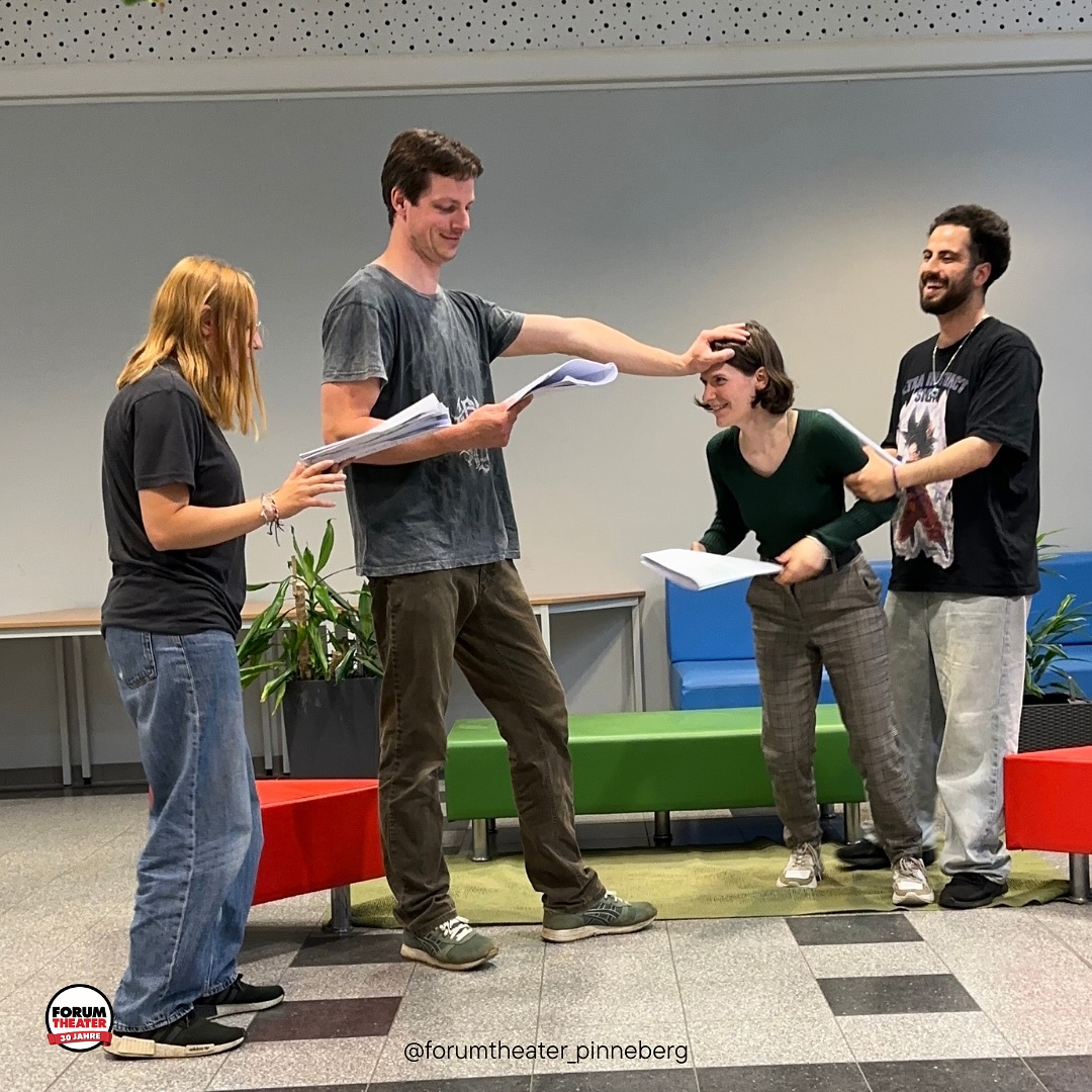 ✨ Freitagabend = Probenzeit ✨
Unsere Bühne verwandelt sich in den Zauberwald von Shakespeare – voller Feen, Liebeswirren und magischer Momente. 🌙💫
Noch sind es nur Proben, aber die Vorfreude auf die Premiere im Oktober steigt mit jedem Abend. 🎭💛
Bleibt gespannt – bald heißt es: Vorhang auf für unseren „Mittsommernachtstraum“! 🌿
👉 Swipe durch und werft einen Blick hinter die Kulissen!
🎫 Der Vorverkauf startet am 14. September!
🎭 Premiere: 25.10.25
🗓️ weitere Vorstellungen: 26.10., 31.10., 01.11. & 02.11.2025
Sichert Euch rechtzeitig Eure Plätze für ein unvergessliches Theatererlebnis! ✨
#forumtheaterpinneberg #einmittsommernachtstraum #theaterliebe #theaterprobe #shakespeare