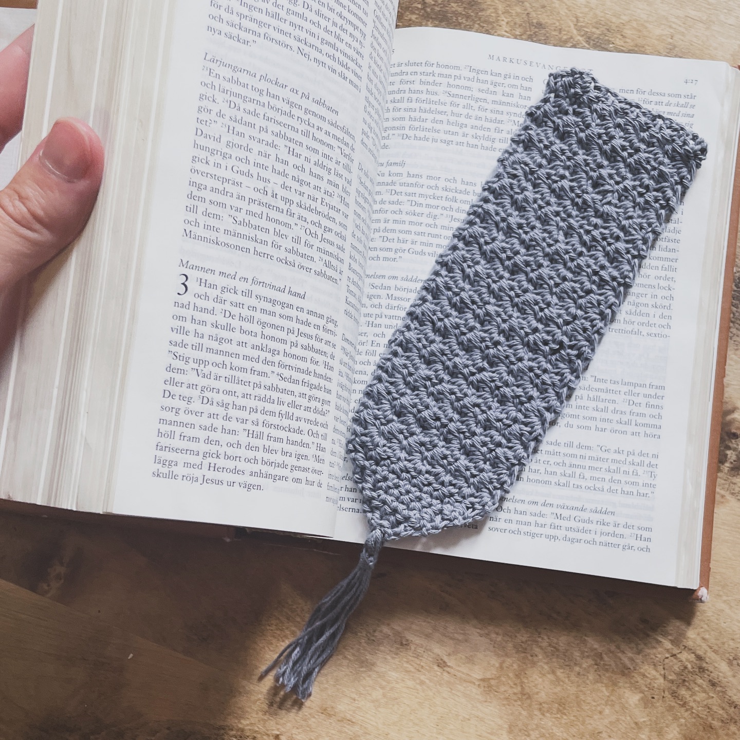 🍂 Hösten börjar göra sig synlig med gula löv på marken och i vanlig ordning börjar direkt handarbetes-fingrarna komma igång. Stickar eller virkar aldrig på sommaren men så snart hösten börjar smyga sig på så börjar jag igen!
Mjukstartade lite grann med att göra ett bokmärke och tänkte att det i samma veva är ett bra tillfälle för dig och mig att bli påmind om det dagliga brödet.
När vi närmar oss Gud, ja då närmar han sig också oss. Genom att läsa Guds ord, Bibeln, så tar vi ett aktivt steg i rätt riktning för att närma oss Honom.
När vi känner oss trötta så kan Guds ord ge oss ny kraft. När vi känner oss rådvilla så kan Bibeln ge oss tydlighet och vägledning. När vi känner oss nedstämda kan Gud genom hans ord ge oss både tröst och glädje och hopp.
Ja, Guds ord är verkligen levande och kan hjälpa oss varje dag, så om vi förblir hungriga och ivriga inför vad Gud har för oss just den här dagen, ja då kommer också Gud att ge oss vad vi behöver för att hantera varje dags bekymmer, motgång eller orolighet.
Hans ord lyfter oss upp och leder oss hem ❤️
Så kära du som läser, försumma inte Bibelläsningen, den är viktig och den är bra för dig och vi behöver verkligen låta Guds ord forma & inspirera oss på alla sätt och vis ✨
#kristnamammor #hemmafru #kristnavärderingar #kristenhemmafru #kristetfamiljeliv #bibelnsordtilloss