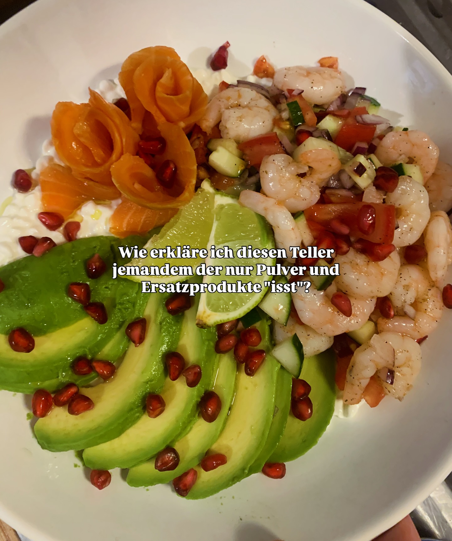 🌈 Bunt. Nährstoffreich. Sättigend.
So sieht mein Powerteller heute aus 👇
🥑 Avocado – gesunde Fette & Ballaststoffe
🦐 Shrimps – fettarmes Protein + Jod
🐟 Geräucherter Lachs – Omega-3 fürs Herz & Gehirn
🧀 Hüttenkäse – Protein & Calcium
🍅🥒 Tomate & Gurke – Frische, Vitamine, Antioxidantien
❤️ Granatapfelkerne – kleine Vitaminbomben
🍈 Limette & Olivenöl – Geschmack + wertvolle Pflanzenstoffe
👉 Das ist mehr als nur „Essen“.
Es ist Zellenergie, Regeneration und Prävention auf einem Teller.
Viele greifen zu Pulvern & Ersatzprodukten, um Nährstoffe abzudecken.
Aber kein Pulver kann das Zusammenspiel von echten Lebensmitteln ersetzen – Farben, Texturen, Aromen und die Synergie von Makros + Mikros.
✨ Genau das lernst du in der MRC Academy:
wie du dich zyklusgerecht ernährst & trainierstwie du deinen Körper nachhaltig stärkst
und deinen persönlichen Wohlfühlkörper erreichst – ohne Abkürzungen, dafür mit echten Lebensmitteln.
🧡 Der Link zur Academy findest du in meiner Bio 🧡
👉 Und jetzt du:
Team „echtes Essen“ oder Team „Shake“? 💬👇
#echtesessen #wholefoods #powerteller #gesundeernährung #fitnessfood #sporternährung #balancednutrition #wholefoodsvsprocessed #nachhaltigfit #wohlfühlkörper #mrcacademy #frauenfitness #fitfoodideas #proteinreichessen #ernährungstipps #zyklusgerechttrainieren #healthylifestyle #ernährungsinspiration #coachingfürfrauen #realfoodmovement