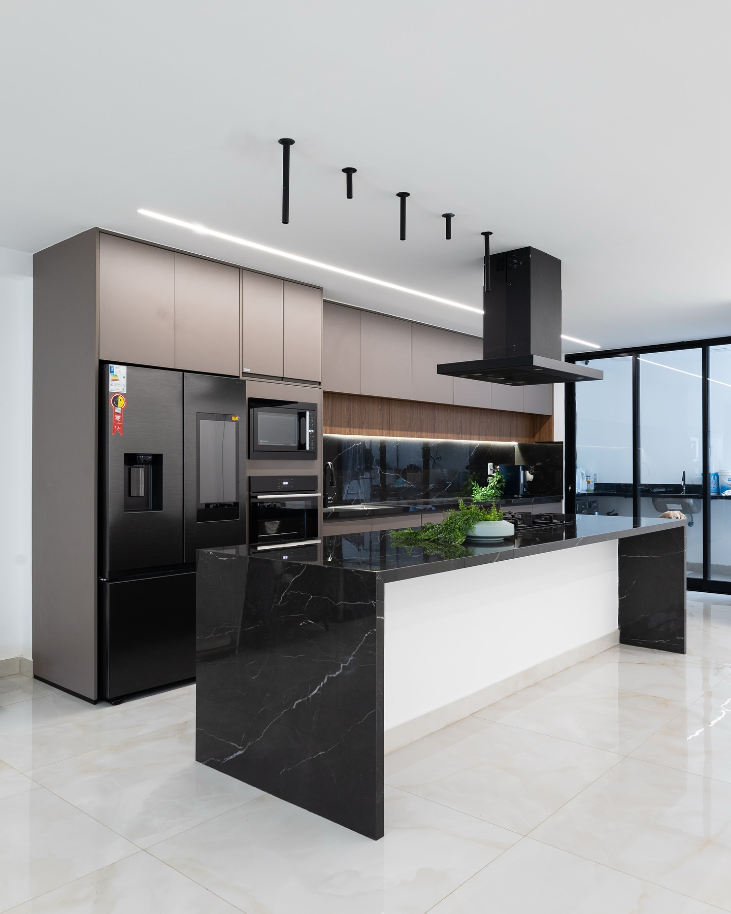 ✨ Projeto finalizado ✨
Uma cozinha pensada para ser prática, sofisticada e cheia de personalidade.
Aqui, cada detalhe faz a diferença: armários planejados que otimizam o espaço, eletrodomésticos bem integrados e a imponência da ilha em pedra natural, que se torna o centro das atenções.
Mais do que um ambiente funcional, criamos um espaço para viver momentos especiais em família e receber amigos com estilo.
#cozinhasplanejadas #interiores #arquitetura #design #moveisplanejados #altopadrão #riodejaneiro