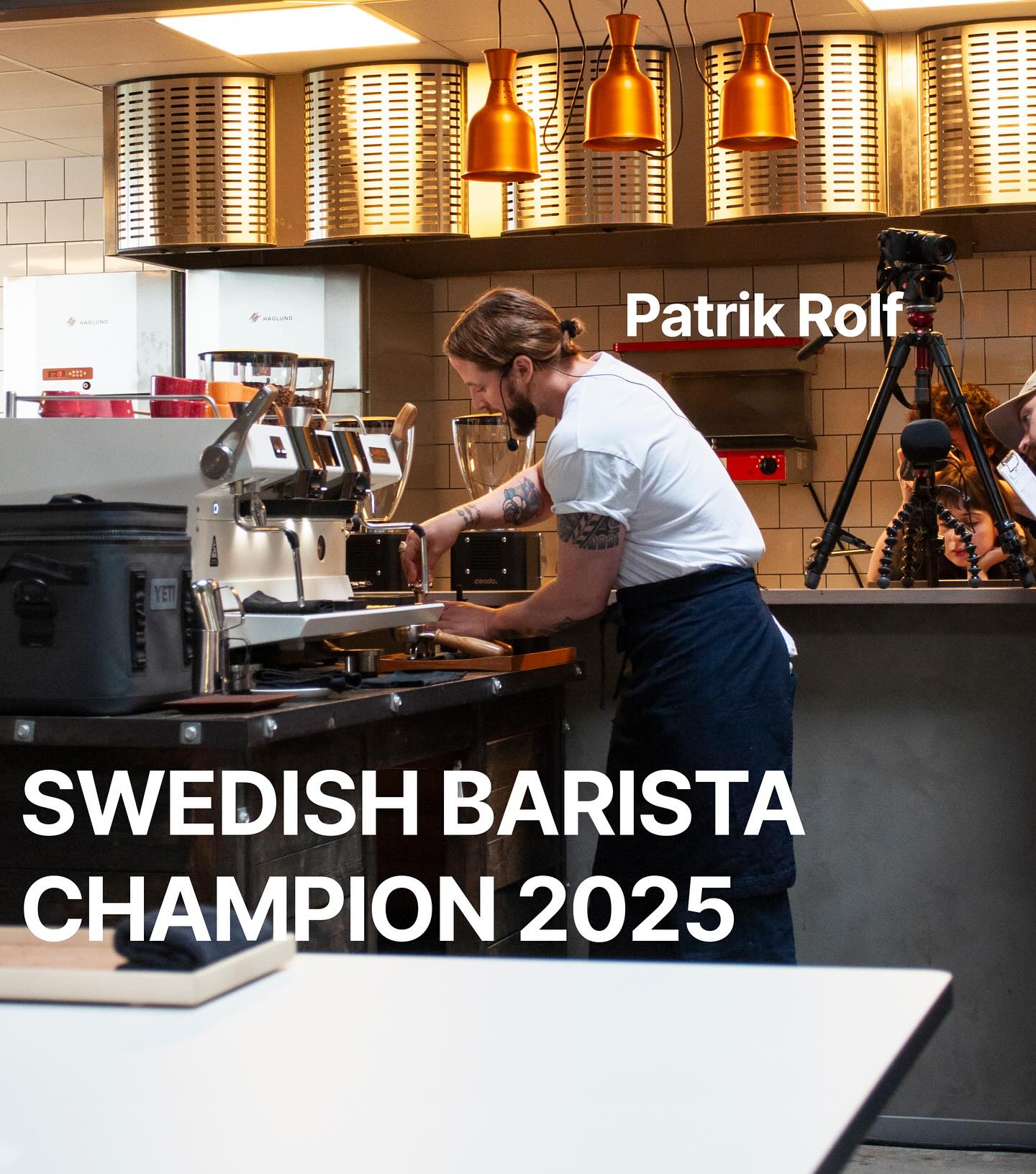 Vi har en ny mästare i landet! @patrikrolf lyckades segra i den tuffaste upplagan av Sveriges nationella baristamästerskap som skådats på länge. Vi är glada att Patrik valde att använda sponsorkvarnen @ceado REV Zero för sitt performance.
Stort grattis Patrik!
@scasweden
📷:@julia_bergenstrale